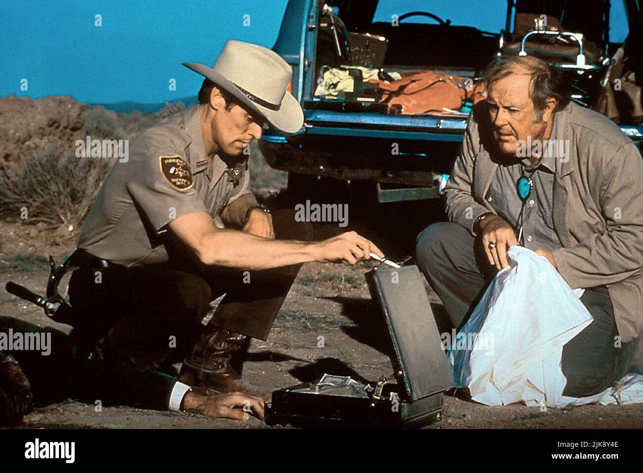 Willem Dafoe & M. Emmet Walsh Film: White Sands (USA 1992) Charaktere: Deputy Sheriff Ray Dolezal & Bert Gibson Regie: Roger Donaldson 24 April 1992 **WARNUNG** Dieses Foto ist nur für redaktionelle Zwecke bestimmt und unterliegt dem Copyright von WARNER BROS. Und/oder des Fotografen, der von der Film- oder Produktionsfirma beauftragt wurde und nur durch Publikationen im Zusammenhang mit der Bewerbung des oben genannten Films reproduziert werden kann. Eine obligatorische Gutschrift an WARNER BROS. Ist erforderlich. Der Fotograf sollte auch bei Bekanntwerden des Fotos gutgeschrieben werden. Ohne schriftliche Genehmigung der Film Company kann keine kommerzielle Nutzung gewährt werden. Stockfoto