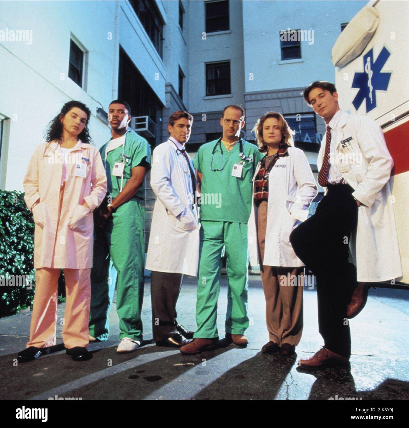 Julianna Margulies, Eriq La Salle, George Clooney, Anthony Edwards, Sherry Stringfield & Noah Wyle Television: Er : Season 1; E.R. (TV-Serie) Charaktere: Krankenschwester Carol Hathaway,Dr. Peter Benton, Dr. Doug Ross, Dr. Mark Greene, Dr. Susan Lewis & Dr. John Carter Usa 1994-2000, / 1. Staffel, Saison 1 19. September 1994 **WARNUNG** Dieses Foto ist nur für den redaktionellen Gebrauch bestimmt und unterliegt dem Copyright von WARNER BROS. DAS FERNSEHEN und/oder der Fotograf, der vom Film- oder Produktionsunternehmen beauftragt wurde und nur durch Publikationen im Zusammenhang mit der Bewerbung des oben genannten Films reproduziert werden kann. Eine obligatorische Gutschrift T Stockfoto