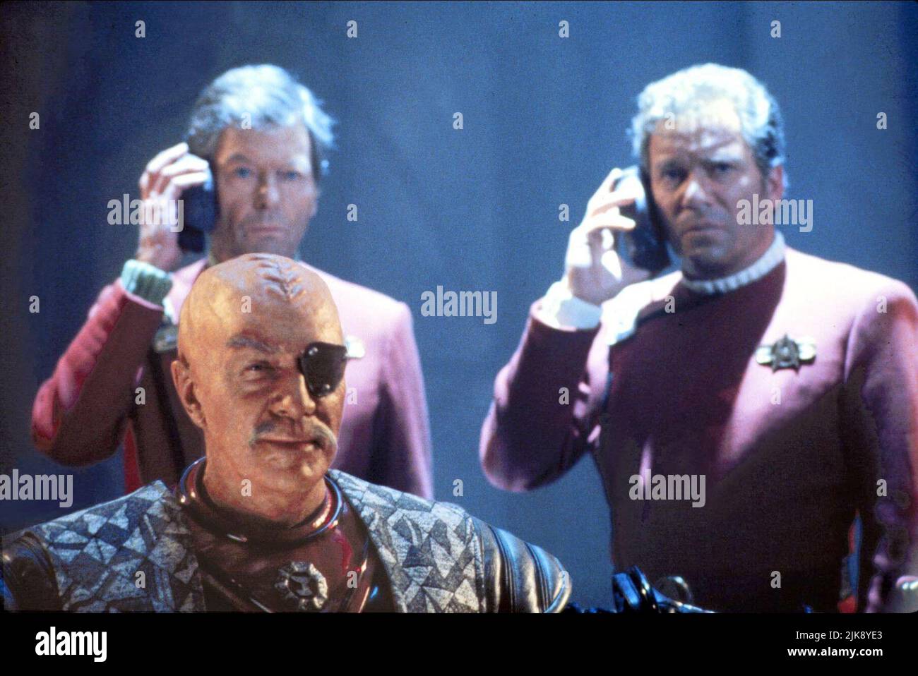 Christopher Plummer, DeForest Kelley & William Shatner Film: Star Trek VI: The Undiscovered Country (USA 1989) Charaktere: GENERAL CHANG, DR. LEONARD Director: Nicholy Meyer 03 December 1991 **WARNUNG** Dieses Foto ist nur für redaktionelle Verwendung bestimmt und unterliegt dem Copyright von PARAMOUNT PICTURES und/oder des Fotografen, der von der Film- oder Produktionsfirma beauftragt wurde und darf nur von Publikationen im Zusammenhang mit der Bewerbung des oben genannten Films reproduziert werden. Eine obligatorische Gutschrift für PARAMOUNT-BILDER ist erforderlich. Der Fotograf sollte auch bei Bekanntwerden des Fotos gutgeschrieben werden. Eine kommerzielle Nutzung kann ohne diese nicht gewährt werden Stockfoto