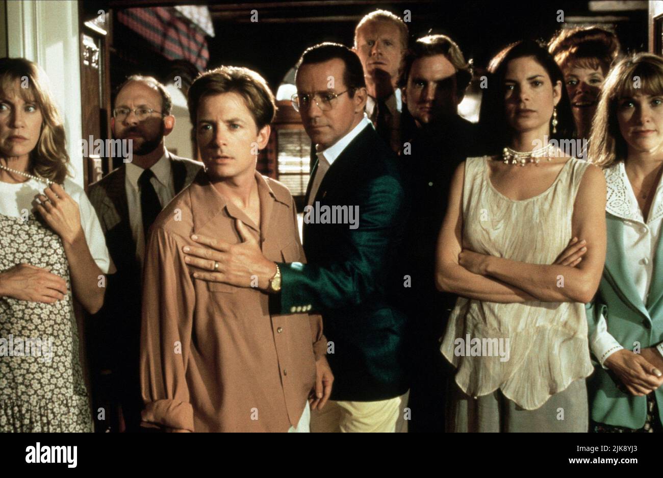Mary Ellen Trainor, Bob Balaban, Michael J. Fox, Phil Hartman, Ed Begley Jr., Jere Burns, Joyce Hyser, Siobhan Fallon & Colleen Camp Film: Greedy (1994) Charaktere: Nora McTeague, Ed, Daniel McTeague, Frank, Carl McTeague, Glen, Muriel, Tina, Patti Regie: Jonathan Lynn 04 March 1994 **WARNUNG** Dieses Foto ist nur für den redaktionellen Gebrauch bestimmt und unterliegt dem Copyright von UNIVERSAL und/oder des Fotografen, der von der Film- oder Produktionsfirma beauftragt wurde und darf nur durch Publikationen im Zusammenhang mit der Bewerbung des oben genannten Films reproduziert werden. Eine obligatorische Gutschrift an UNIVERSAL ist erforderlich. Das Foto Stockfoto