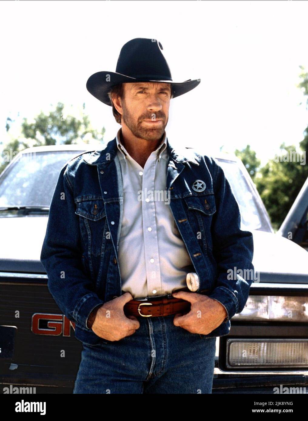 Chuck Norris Television: Walker, Texas Ranger (1991) Regie: Christopher Canaan 21 April 1993 **WARNUNG** Dieses Foto ist nur für redaktionelle Verwendung bestimmt und unterliegt dem Copyright von CBS / GLENN PARKER und/oder des Fotografen, der von der Film- oder Produktionsfirma beauftragt wurde.Es kann nur von Publikationen im Zusammenhang mit der Bewerbung des oben genannten Films reproduziert werden. Eine obligatorische Gutschrift an CBS/GLENN PARKER ist erforderlich. Ohne schriftliche Genehmigung der Film Company kann keine kommerzielle Nutzung gewährt werden. Stockfoto