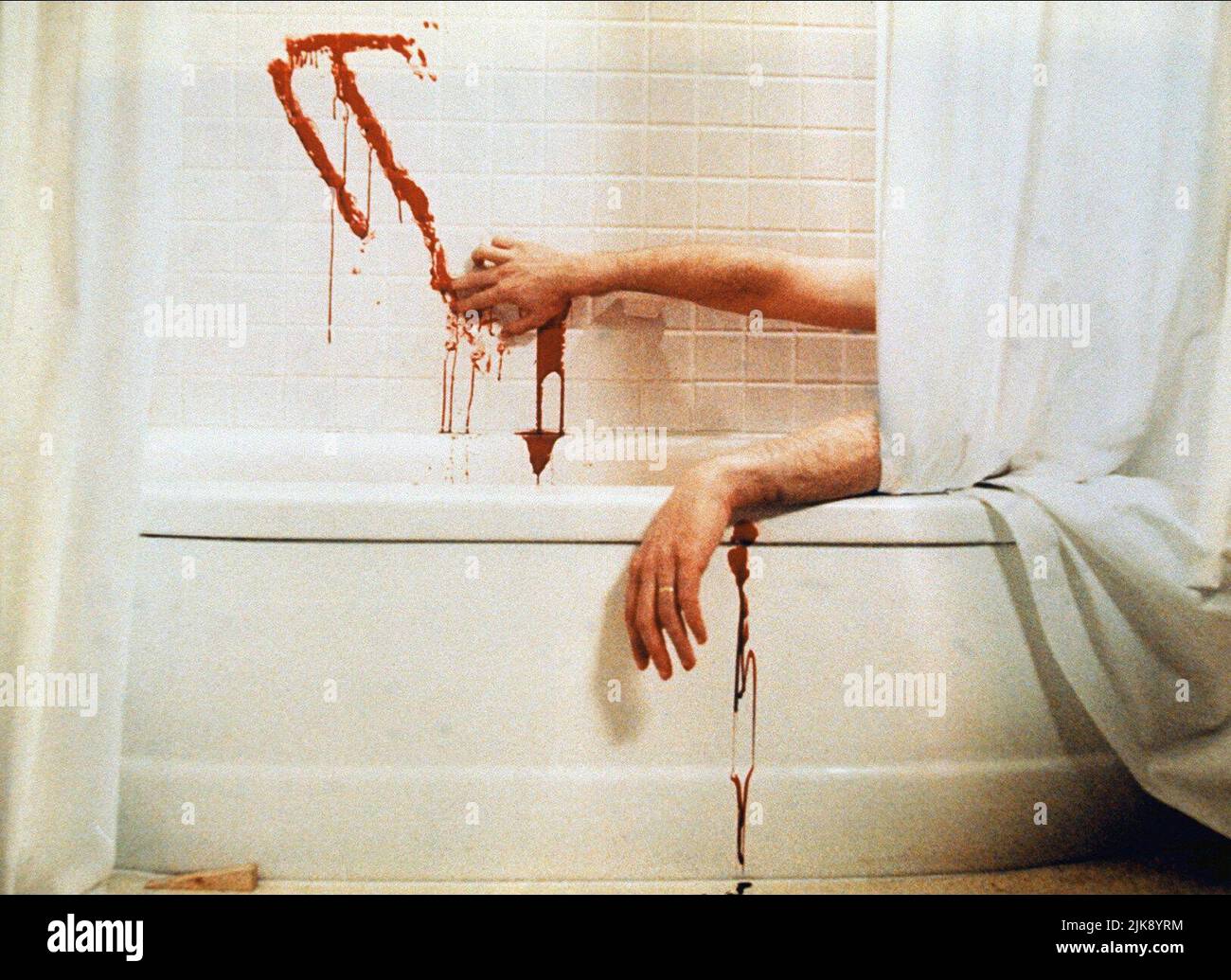 Bloody Writing on Wall Film: Stephen King'S IT (TV-Film) USA/CAN 1990, / Literaturverfilmung (nach dem Buch von Stephen King) Regie: Tommy Lee Wallace 18 November 1990 **WARNUNG** Dieses Foto ist nur für den redaktionellen Gebrauch bestimmt und unterliegt dem Copyright des LORIMAR-FERNSEHENS und/oder des Fotografen, der von der Film- oder Produktionsfirma beauftragt wurde, und kann nur von Publikationen im Zusammenhang mit der Bewerbung des oben genannten Films reproduziert werden. Eine obligatorische Gutschrift an LORIMAR TELEVISION ist erforderlich. Der Fotograf sollte auch bei Bekanntwerden des Fotos gutgeschrieben werden. Ohne schriftliche Verfasserin kann keine kommerzielle Nutzung gewährt werden Stockfoto