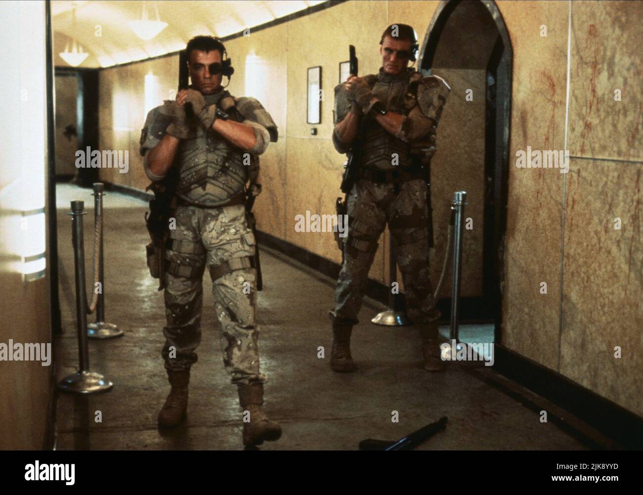 Jean-Claude Van Damme, Dolph Lundgren Film: Universal Soldier (USA 1992) Charaktere: Luc Deveraux, Andrew Scott Regie: Roland Emmerich 10 July 1992 **WARNUNG** Dieses Foto ist nur für redaktionelle Verwendung bestimmt und unterliegt dem Copyright von CAROLCO BILDERN und/oder dem Fotografen, der von der Film- oder Produktionsfirma beauftragt wurde und darf nur durch Publikationen im Zusammenhang mit der Bewerbung des oben genannten Films reproduziert werden. Eine obligatorische Gutschrift für CAROLCO-BILDER ist erforderlich. Der Fotograf sollte auch bei Bekanntwerden des Fotos gutgeschrieben werden. Ohne schriftliche Genehmigung der Film Company kann keine kommerzielle Nutzung gewährt werden. Stockfoto