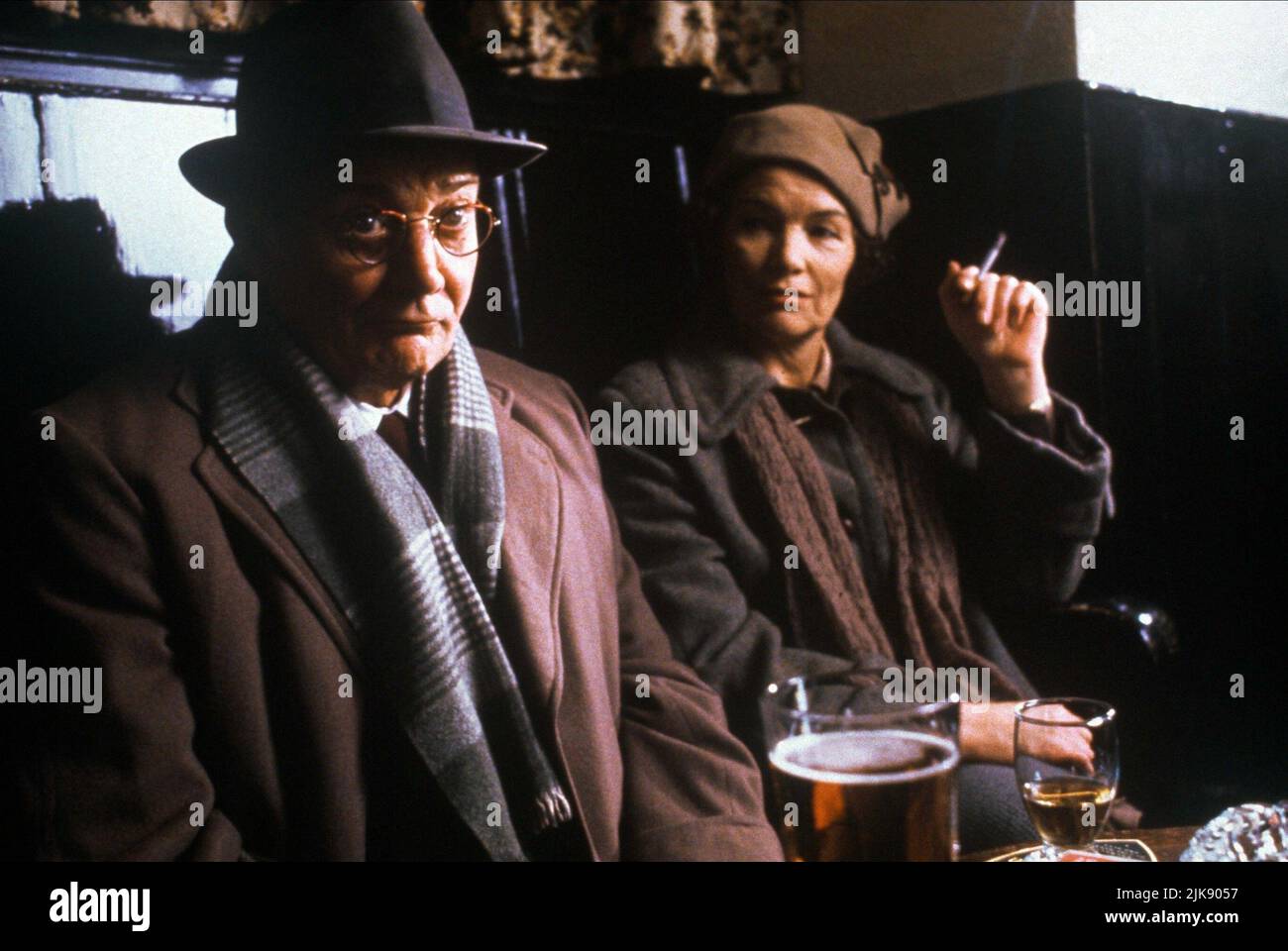 Denholm Elliott & Glenda Jackson Film A Murder of Quality (1993) Charaktere: George Smiley, Ailsa Brimley Regie: Gavin Millar 10. September 1991 **WARNUNG** dieses Foto ist nur für redaktionelle Zwecke bestimmt und unterliegt dem Copyright von THAMES TELEVISION und/oder dem Fotografen, der von der Film or Production Company zugewiesen wurde. Es ist ein obligatorischer Gutschein für THAMES TELEVISION erforderlich. Der Fotograf sollte ebenfalls angerechnet werden, wenn er bekannt ist. Ohne schriftliche Genehmigung der Film Company kann keine kommerzielle Nutzung gewährt werden. Stockfoto