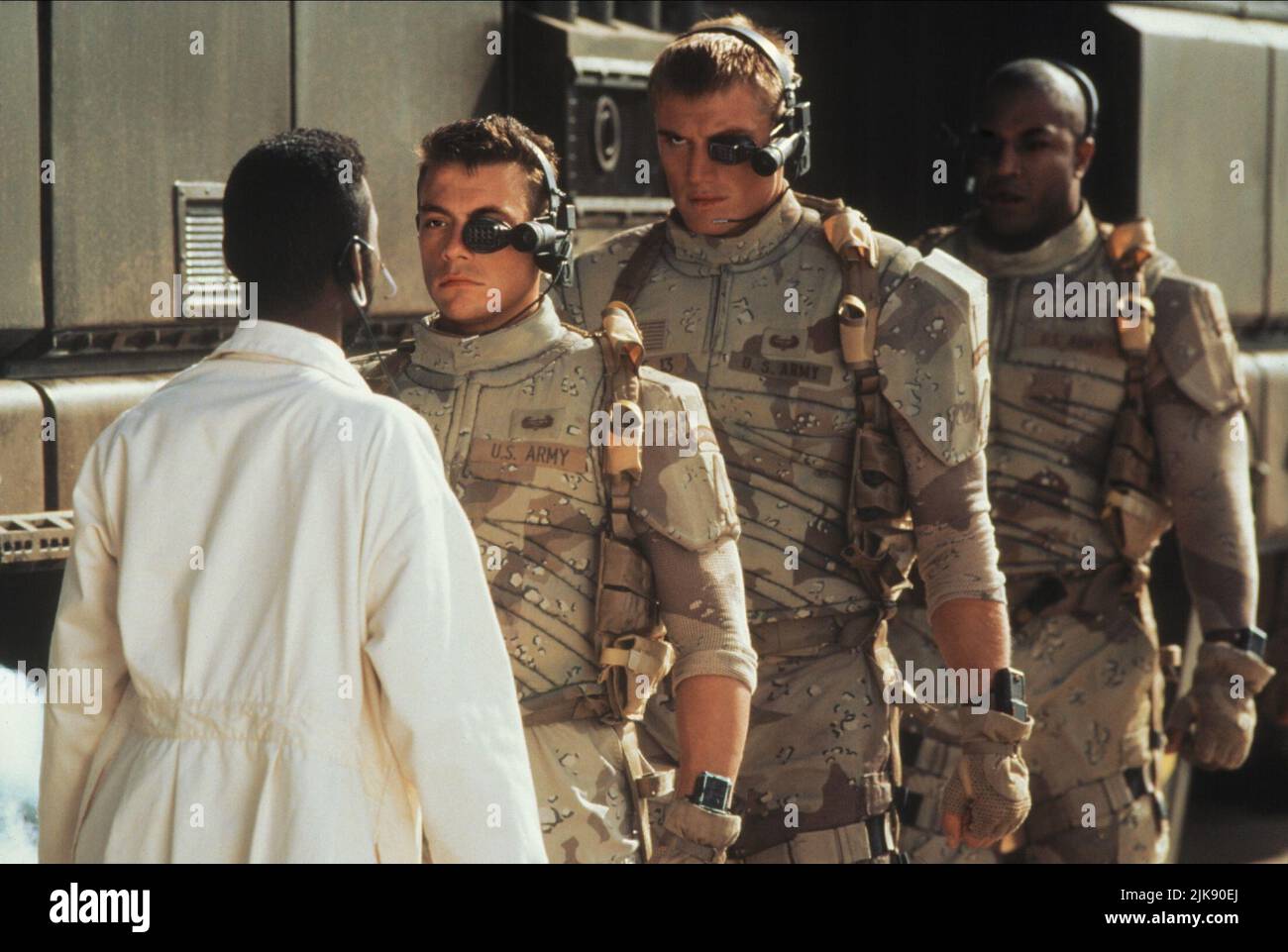 Jean-Claude Van Damme & Dolph Lundgren Film: Universal Soldier (USA 1992) Charaktere: Luc Deveraux, Andrew Scott Regie: Roland Emmerich 10 July 1992 **WARNUNG** Dieses Foto ist nur für redaktionelle Verwendung bestimmt und unterliegt dem Copyright von CAROLCO BILDERN und/oder dem Fotografen, der von der Film- oder Produktionsfirma beauftragt wurde und darf nur durch Publikationen im Zusammenhang mit der Bewerbung des oben genannten Films reproduziert werden. Eine obligatorische Gutschrift für CAROLCO-BILDER ist erforderlich. Der Fotograf sollte auch bei Bekanntwerden des Fotos gutgeschrieben werden. Ohne schriftliche Genehmigung der Film Company kann keine kommerzielle Nutzung gewährt werden. Stockfoto