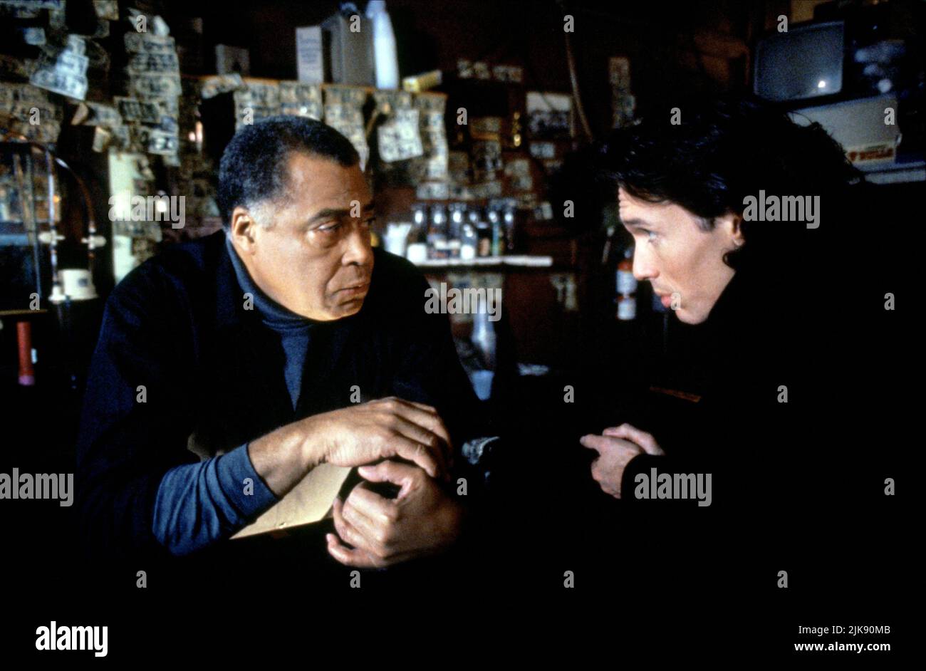 James Earl Jones & Thomas Ian Griffith Film: Exzessive Macht (1994) Charaktere: Jake, Terry McCain Regie: David Jackson 14 May 1993 **WARNUNG** Dieses Foto ist nur für redaktionelle Zwecke bestimmt und unterliegt dem Copyright von NEW LINE CINEMA und/oder des Fotografen, der von der Film- oder Produktionsfirma beauftragt wurde und darf nur von Publikationen im Zusammenhang mit der Bewerbung des oben genannten Films reproduziert werden. Eine obligatorische Gutschrift für DAS NEUE LINE CINEMA ist erforderlich. Der Fotograf sollte auch bei Bekanntwerden des Fotos gutgeschrieben werden. Ohne schriftliche Genehmigung der Film Company kann keine kommerzielle Nutzung gewährt werden. Stockfoto