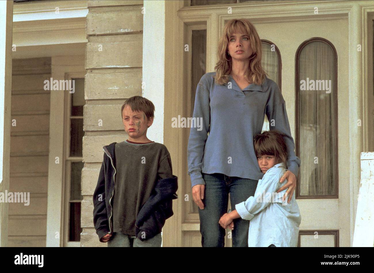 Kieran Culkin, Rosanna Arquette & Tiffany Taubman Film: Nowhere to Run (USA 1993) Charaktere: Mike 'Mookie' Anderson, Clydie Anderson, Bree Anderson Regie: Robert Harmon 14 January 1993 **WARNUNG** Dieses Foto ist nur für redaktionelle Zwecke bestimmt und unterliegt dem Copyright von COLUMBIA und/oder des Fotografen, der von der Film- oder Produktionsfirma beauftragt wurde, und kann nur von Publikationen im Zusammenhang mit der Bewerbung des oben genannten Films reproduziert werden. Eine obligatorische Gutschrift an COLUMBIA ist erforderlich. Der Fotograf sollte auch bei Bekanntwerden des Fotos gutgeschrieben werden. Eine kommerzielle Nutzung kann ohne schriftliche Genehmigung fr Stockfoto