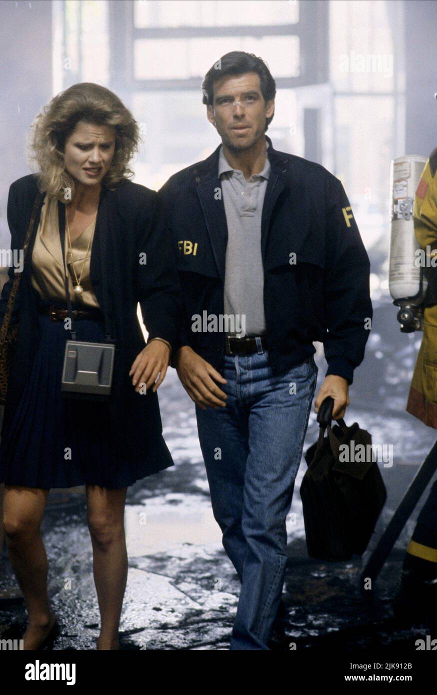 Tracy Tweed & Pierce Brosnan Film: Live Wire (USA 1992) Charaktere: Rolls Royce Girl, Danny O'Neill Regie: Christian Duguay 01 May 1992 **WARNUNG** Dieses Foto ist nur für den redaktionellen Gebrauch bestimmt und unterliegt dem Copyright des NEW LINE CINEMA und/oder des Fotografen, der von der Film- oder Produktionsfirma beauftragt wurde und darf nur von Publikationen im Zusammenhang mit der Bewerbung des oben genannten Films reproduziert werden. Eine obligatorische Gutschrift für DAS NEUE LINE CINEMA ist erforderlich. Der Fotograf sollte auch bei Bekanntwerden des Fotos gutgeschrieben werden. Ohne schriftliche Genehmigung der Film Company kann keine kommerzielle Nutzung gewährt werden. Stockfoto