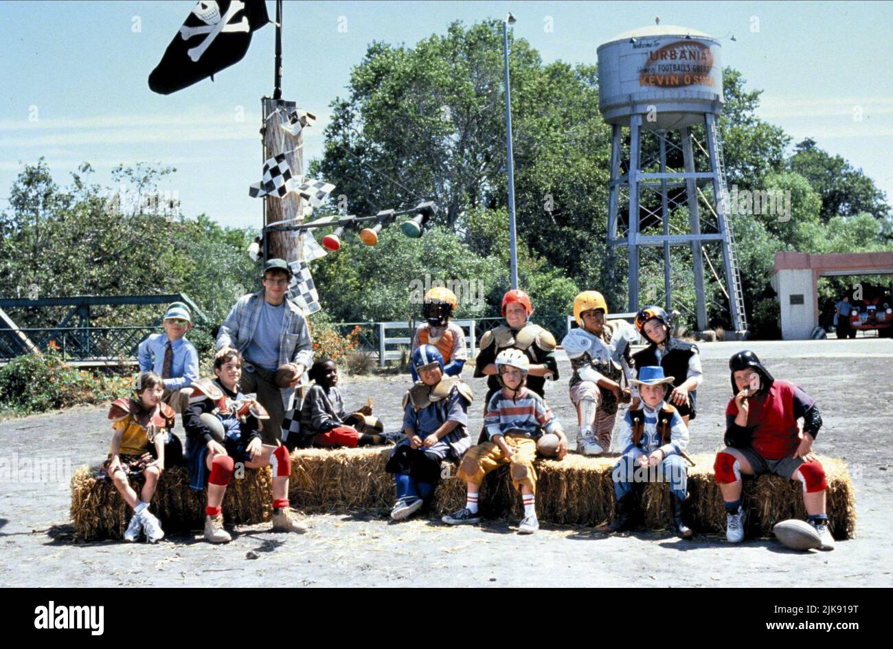 Devon Sawa, Shawna Waldron, Todd Bosley & Rick Moranis Film: Little Giants (1994) Charaktere: Junior Floyd, Becky O'Shea, Jake Berman, Danny O'Shea Regie: Duwayne Dunham 14 October 1994 **WARNUNG** Dieses Foto ist nur für den redaktionellen Gebrauch bestimmt und unterliegt dem Copyright von WARNER BROS und/oder des Fotografen, der von der Film- oder Produktionsfirma beauftragt wurde, und kann nur durch Publikationen im Zusammenhang mit der Bewerbung des oben genannten Films reproduziert werden. Eine obligatorische Gutschrift an WARNER BROS ist erforderlich. Der Fotograf sollte auch bei Bekanntwerden des Fotos gutgeschrieben werden. Ohne schriftliche Verfasserin kann keine kommerzielle Nutzung gewährt werden Stockfoto