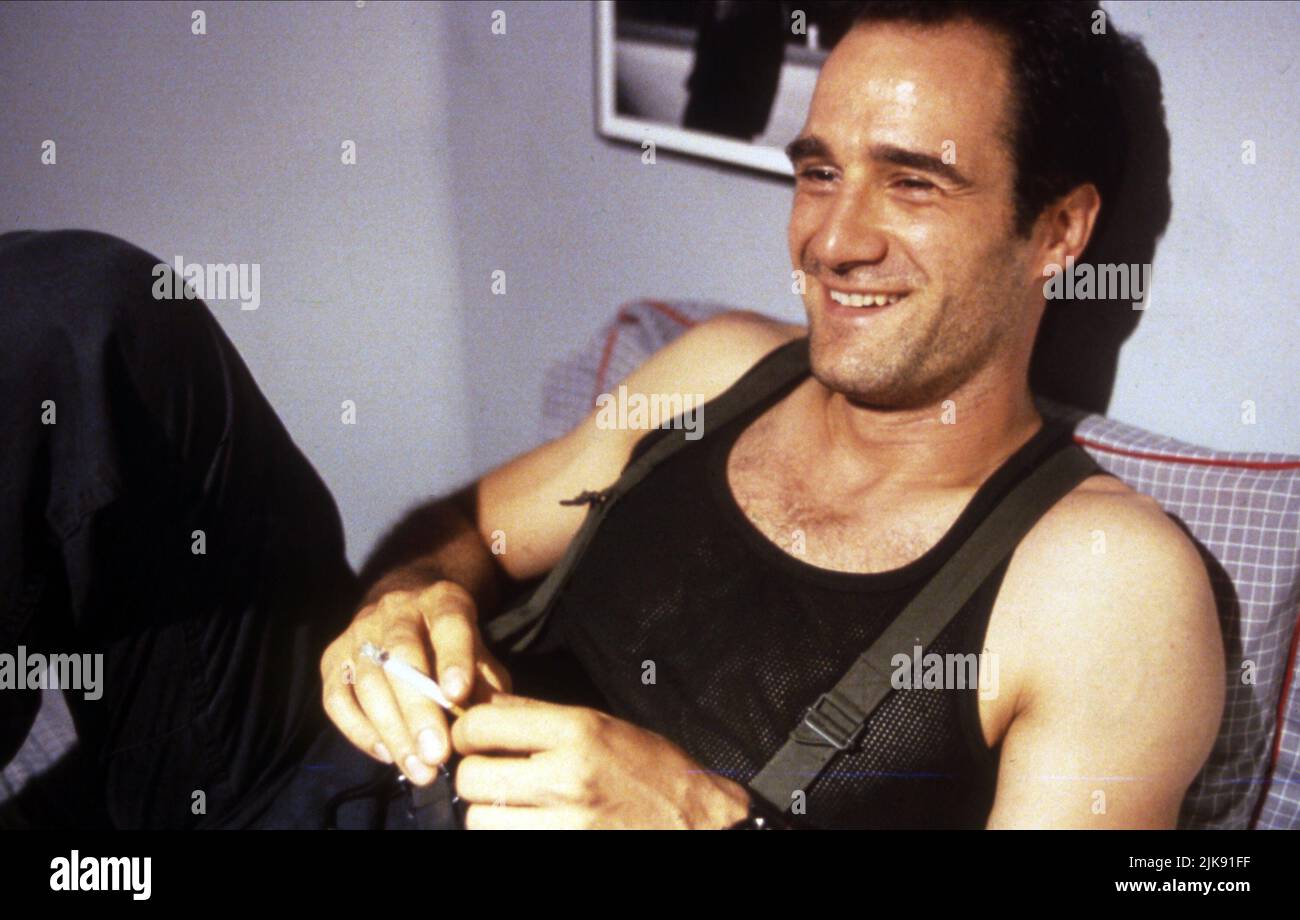 Elias Koteas Film Cyborg 2 (1993) Charaktere: Colson 'Colt' Ricks Regie: Michael Schroeder 24. November 1993 **WARNUNG** dieses Foto ist nur für redaktionelle Zwecke bestimmt und unterliegt dem Urheberrecht von TRIMARK PICTURES und/oder dem Fotografen, der von der Film- oder Produktionsgesellschaft beauftragt wurde. Eine obligatorische Gutschrift für TRIMARK PICTURES ist erforderlich. Der Fotograf sollte ebenfalls angerechnet werden, wenn er bekannt ist. Ohne schriftliche Genehmigung der Film Company kann keine kommerzielle Nutzung gewährt werden. Stockfoto