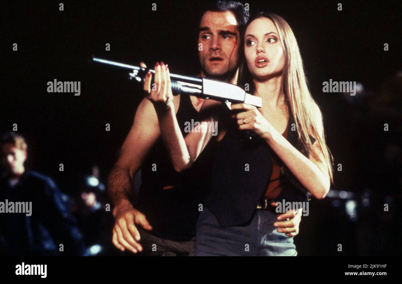 Elias Koteas & Angelina Jolie Film: Cyborg 2 (1993) Charaktere: Colson 'Colt' Ricks, Casella 'Cash' Reese Regie: Michael Schroeder 24. November 1993 **WARNUNG** Dieses Foto ist nur für redaktionelle Zwecke bestimmt und unterliegt dem Copyright von TRIMARK-BILDERN und/oder dem Fotografen, der von der Film- oder Produktionsfirma beauftragt wurde und darf nur durch Publikationen im Zusammenhang mit der Bewerbung des oben genannten Films reproduziert werden. Eine obligatorische Gutschrift für TRIMARK-BILDER ist erforderlich. Der Fotograf sollte auch bei Bekanntwerden des Fotos gutgeschrieben werden. Ohne schriftliche Genehmigung der Film Company kann keine kommerzielle Nutzung gewährt werden. Stockfoto