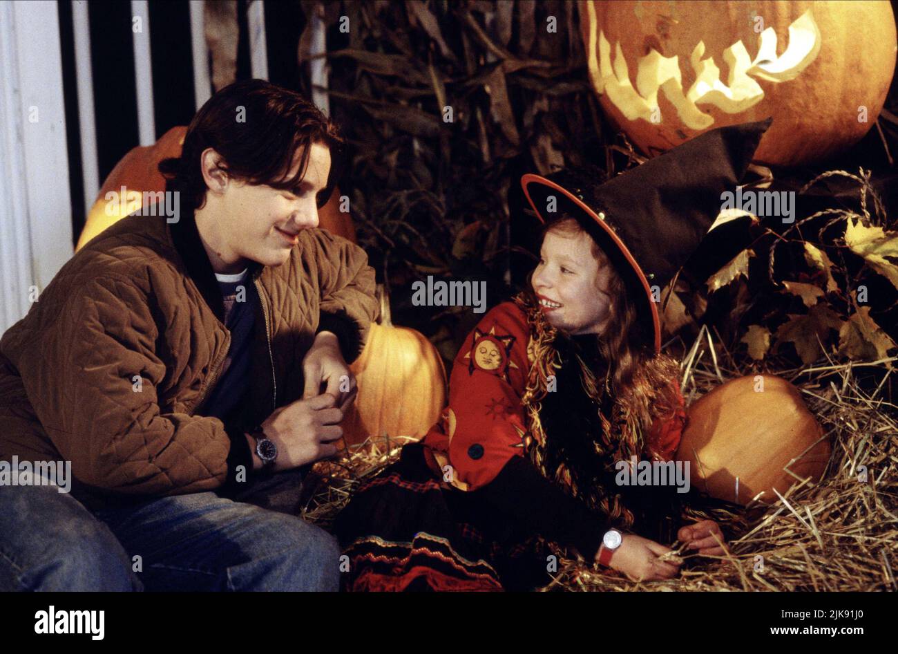 Omri Katz & Thora Birch Film: Hocus Pocus (1993) Charaktere: Max Dennison, Dani Regie: Kenny Ortega 16 July 1993 **WARNUNG** Dieses Foto ist nur für den redaktionellen Gebrauch bestimmt und unterliegt dem Copyright von DISNEY und/oder dem Fotografen, der von der Film- oder Produktionsfirma beauftragt wurde, und kann nur von Publikationen im Zusammenhang mit der Bewerbung des oben genannten Films reproduziert werden. Eine obligatorische Gutschrift an DISNEY ist erforderlich. Der Fotograf sollte auch bei Bekanntwerden des Fotos gutgeschrieben werden. Ohne schriftliche Genehmigung der Film Company kann keine kommerzielle Nutzung gewährt werden. Stockfoto