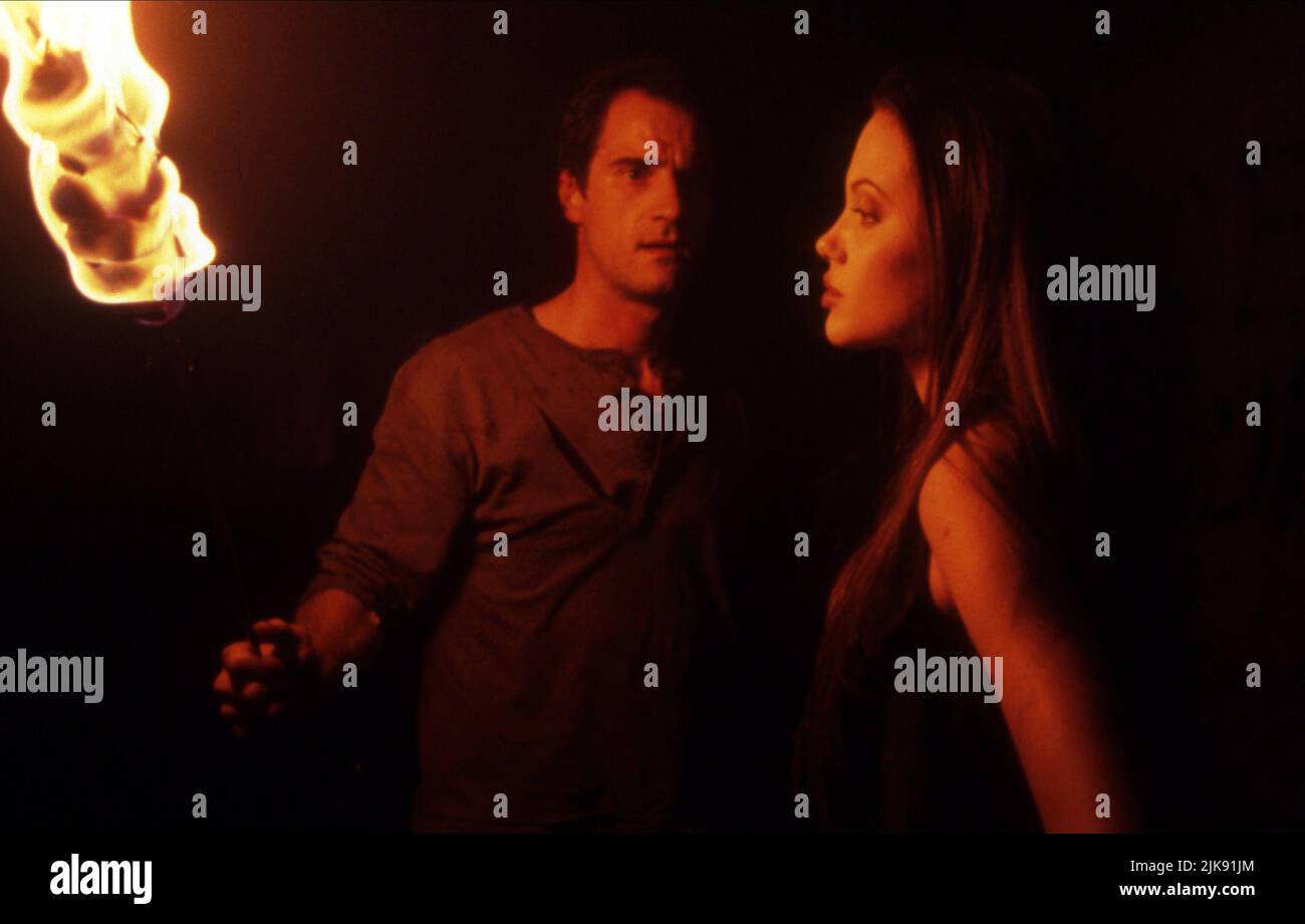 Elias Koteas & Angelina Jolie Film: Cyborg 2 (1993) Charaktere: Colson 'Colt' Ricks, Casella 'Cash' Reese Regie: Michael Schroeder 24. November 1993 **WARNUNG** Dieses Foto ist nur für redaktionelle Zwecke bestimmt und unterliegt dem Copyright von TRIMARK-BILDERN und/oder dem Fotografen, der von der Film- oder Produktionsfirma beauftragt wurde und darf nur durch Publikationen im Zusammenhang mit der Bewerbung des oben genannten Films reproduziert werden. Eine obligatorische Gutschrift für TRIMARK-BILDER ist erforderlich. Der Fotograf sollte auch bei Bekanntwerden des Fotos gutgeschrieben werden. Ohne schriftliche Genehmigung der Film Company kann keine kommerzielle Nutzung gewährt werden. Stockfoto