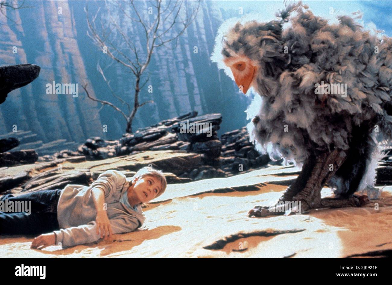 Jonathan Brandis Film The Neverending Story II: The Next Chapter (USA/DE 1990) Charaktere: Bastian Bux Regie: George Miller 25. Oktober 1990 **WARNUNG** dieses Foto ist nur für redaktionelle Zwecke bestimmt und ist urheberrechtlich geschützt von WARNER BROS. Und/oder dem von der Film- oder Produktionsgesellschaft beauftragten Fotografen und dürfen nur durch Veröffentlichungen in Verbindung mit der Werbung für den oben genannten Film reproduziert werden. Eine obligatorische Gutschrift an WARNER BROS. Ist erforderlich. Der Fotograf sollte ebenfalls angerechnet werden, wenn er bekannt ist. Ohne schriftliche Genehmigung der Film Company kann keine kommerzielle Nutzung gewährt werden. Stockfoto