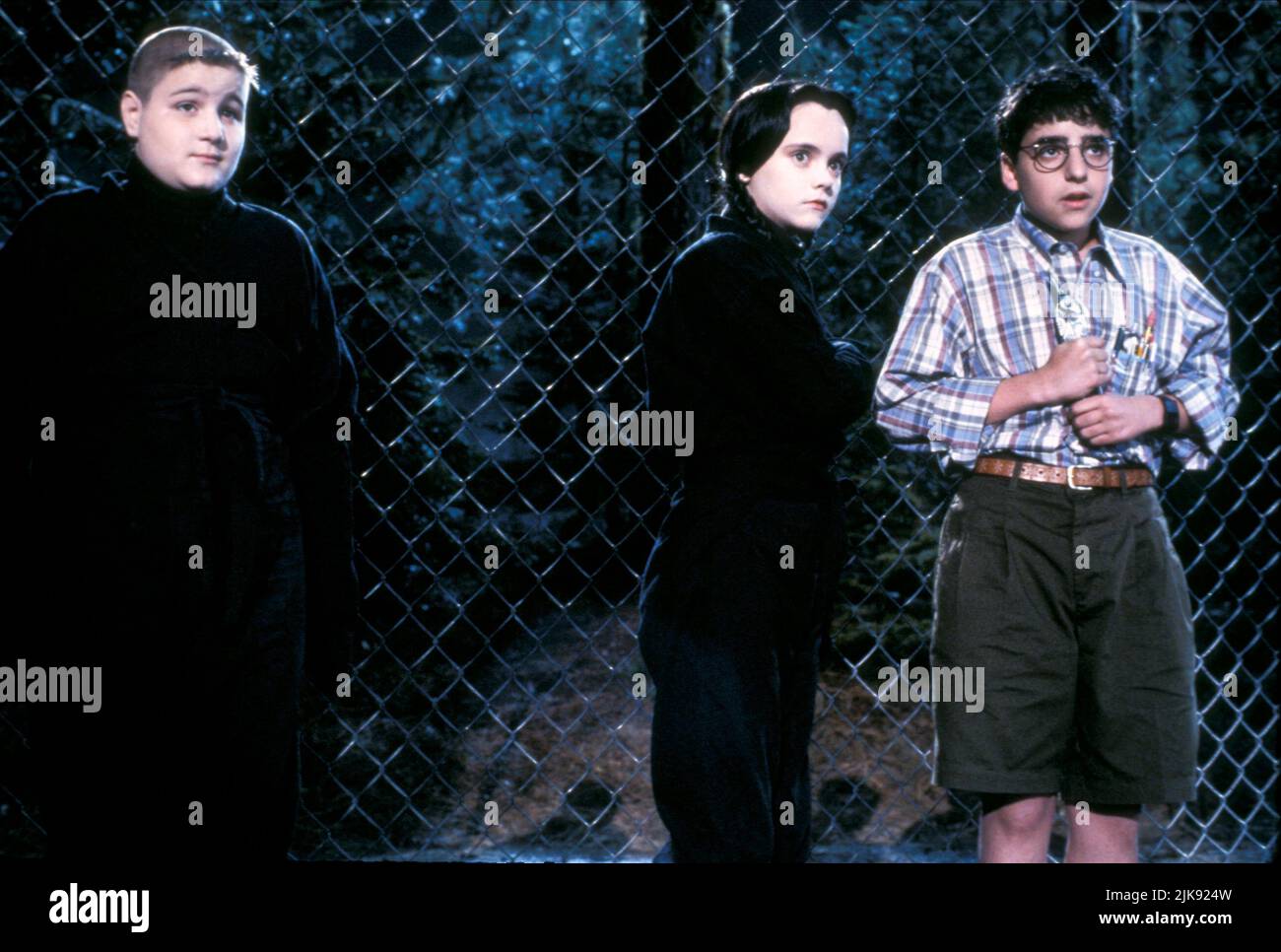 Jimmy Workman & Christina Ricci Film: Addams Family Values (USA 1993) Charaktere: Pugsley Addams, Wednesday Addams Regie: Barry Sonnenfeld 19. November 1993 **WARNUNG** Dieses Foto ist nur für redaktionelle Zwecke bestimmt und unterliegt dem Copyright von PARAMOUNT PICTURES und/oder des Fotografen, der von der Film- oder Produktionsfirma beauftragt wurde und darf nur von Publikationen im Zusammenhang mit der Bewerbung des oben genannten Films reproduziert werden. Eine obligatorische Gutschrift für PARAMOUNT-BILDER ist erforderlich. Der Fotograf sollte auch bei Bekanntwerden des Fotos gutgeschrieben werden. Ohne schriftliche Genehmigung der Fil kann keine kommerzielle Nutzung gewährt werden Stockfoto