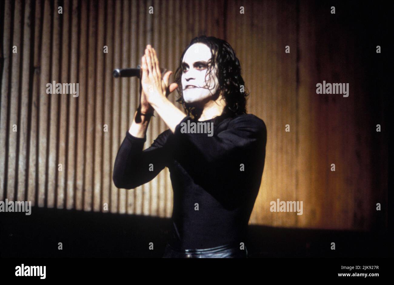 Brandon Lee Film The Crow (USA 1994) Charaktere: Eric Draven Regie: Alex Proyas 11. Mai 1994 **WARNUNG** dieses Foto ist nur für redaktionelle Zwecke bestimmt und unterliegt dem Copyright von BUENA VISTA INTERNATIONAL und/oder dem Fotografen, der von der Film- oder Produktionsgesellschaft beauftragt wurde. Es kann nur durch Veröffentlichungen in Verbindung mit der Werbung für den oben genannten Film reproduziert werden. Es ist eine obligatorische Gutschrift für BUENA VISTA INTERNATIONAL erforderlich. Der Fotograf sollte ebenfalls angerechnet werden, wenn er bekannt ist. Ohne schriftliche Genehmigung der Film Company kann keine kommerzielle Nutzung gewährt werden. Stockfoto
