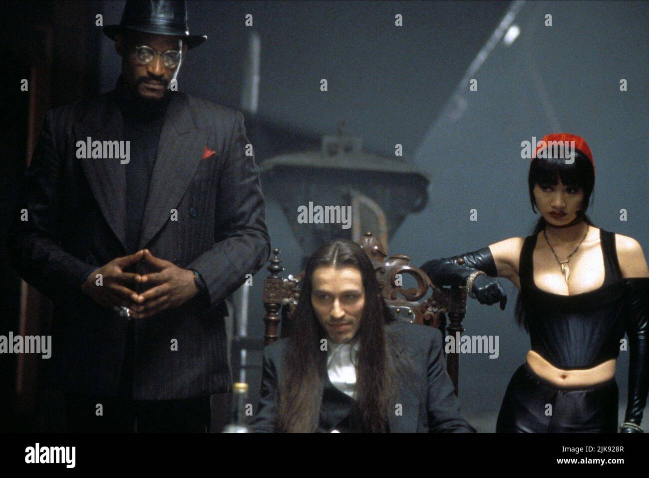 Tony Todd, Michael Wincott & Bai Ling Film: The Crow (USA 1994) Charaktere: Grange, Top Dollar, MYCA Regie: Alex Proyas 11 May 1994 **WARNUNG** Dieses Foto ist nur für den redaktionellen Gebrauch bestimmt und unterliegt dem Copyright von BUENA VISTA INTERNATIONAL und/oder des Fotografen, der von der Film- oder Produktionsfirma beauftragt wurde, und kann nur durch Publikationen im Zusammenhang mit der Bewerbung des oben genannten Films reproduziert werden. Eine obligatorische Gutschrift an BUENA VISTA INTERNATIONAL ist erforderlich. Der Fotograf sollte auch bei Bekanntwerden des Fotos gutgeschrieben werden. Ohne schriftliche Genehmigung der Film Company kann keine kommerzielle Nutzung gewährt werden. Stockfoto
