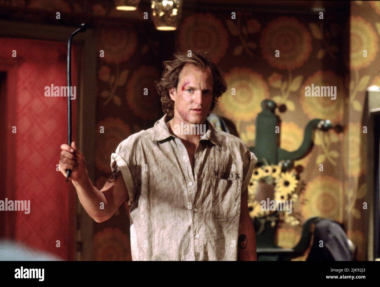 Woody Harrelson Film Natural Born Killers (USA 1994) Charaktere: Mickey Knox Regie: Oliver Stone 26. August 1994 **WARNUNG** dieses Foto ist nur für redaktionelle Zwecke bestimmt und ist urheberrechtlich geschützt von WARNER BROS. Und/oder dem von der Film- oder Produktionsgesellschaft beauftragten Fotografen und dürfen nur durch Veröffentlichungen in Verbindung mit der Werbung für den oben genannten Film reproduziert werden. Eine obligatorische Gutschrift an WARNER BROS. Ist erforderlich. Der Fotograf sollte ebenfalls angerechnet werden, wenn er bekannt ist. Ohne schriftliche Genehmigung der Film Company kann keine kommerzielle Nutzung gewährt werden. Stockfoto