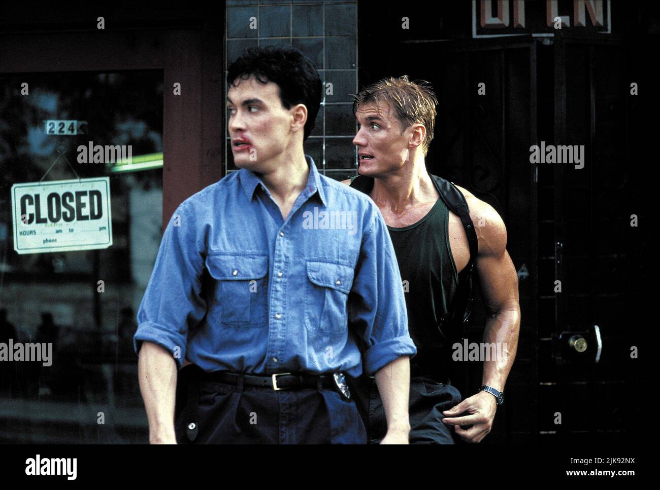 Brandon Lee & Dolph Lundgren Film Showdown in Little Tokyo (USA 1991) Charaktere: Johnny Murata, Sgt. Chris Kenner Regie: Mark L. Lester 23. August 1991 **WARNUNG** dieses Foto ist nur für redaktionelle Zwecke bestimmt und ist urheberrechtlich geschützt von WARNER BROS. Und/oder dem von der Film- oder Produktionsgesellschaft beauftragten Fotografen und dürfen nur durch Veröffentlichungen in Verbindung mit der Werbung für den oben genannten Film reproduziert werden. Eine obligatorische Gutschrift an WARNER BROS. Ist erforderlich. Der Fotograf sollte ebenfalls angerechnet werden, wenn er bekannt ist. Ohne schriftliche Genehmigung der Film Company kann keine kommerzielle Nutzung gewährt werden. Stockfoto