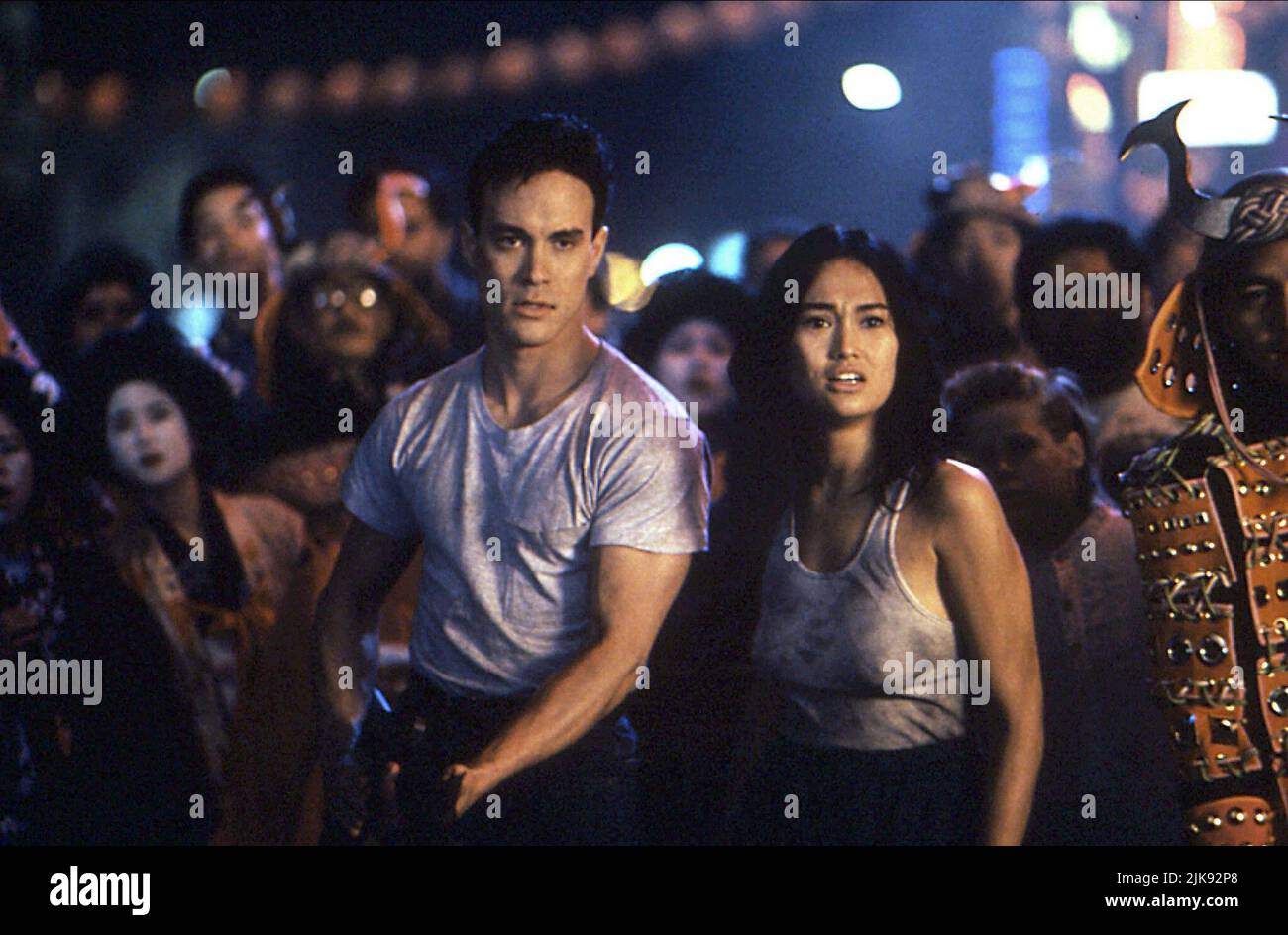 Brandon Lee & Tia Carrere Film Showdown in Little Tokyo (USA 1991) Charaktere: Johnny Murata, Minako Okeya Regie: Mark L. Lester 23. August 1991 **WARNUNG** dieses Foto ist nur für redaktionelle Zwecke bestimmt und ist urheberrechtlich geschützt von WARNER BROS. Und/oder dem von der Film- oder Produktionsgesellschaft beauftragten Fotografen und dürfen nur durch Veröffentlichungen in Verbindung mit der Werbung für den oben genannten Film reproduziert werden. Eine obligatorische Gutschrift an WARNER BROS. Ist erforderlich. Der Fotograf sollte ebenfalls angerechnet werden, wenn er bekannt ist. Ohne schriftliche Genehmigung der Film Company kann keine kommerzielle Nutzung gewährt werden. Stockfoto