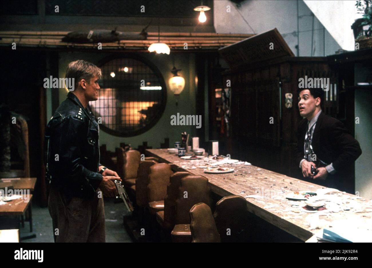 Dolph Lundgren & Brandon Lee Film Showdown in Little Tokyo (USA 1991) Charaktere: Sgt. Chris Kenner, Johnny Murata Regie: Mark L. Lester 23. August 1991 **WARNUNG** dieses Foto ist nur für redaktionelle Zwecke bestimmt und ist urheberrechtlich geschützt von WARNER BROS. Und/oder dem von der Film- oder Produktionsgesellschaft beauftragten Fotografen und dürfen nur durch Veröffentlichungen in Verbindung mit der Werbung für den oben genannten Film reproduziert werden. Eine obligatorische Gutschrift an WARNER BROS. Ist erforderlich. Der Fotograf sollte ebenfalls angerechnet werden, wenn er bekannt ist. Ohne schriftliche Genehmigung der Film Company kann keine kommerzielle Nutzung gewährt werden. Stockfoto
