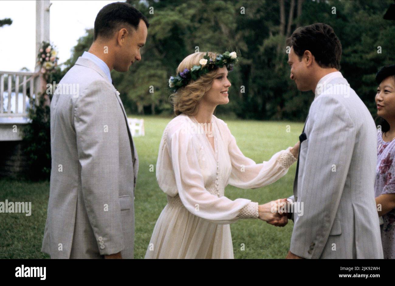 Tom Hanks, Robin Wright & Gary Sinise Film: Forrest Gump (USA 1994) Charaktere: Forrest Gump, Jenny Curran, Leutnant Dan Taylor Regie: Robert Zemeckis 23 June 1994 **WARNUNG** Dieses Foto ist nur für redaktionelle Zwecke bestimmt und unterliegt dem Copyright von PARAMOUNT und/oder des Fotografen, der von der Film- oder Produktionsfirma beauftragt wurde und darf nur von Publikationen im Zusammenhang mit der Bewerbung des oben genannten Films reproduziert werden. Eine obligatorische Gutschrift an PARAMOUNT ist erforderlich. Der Fotograf sollte auch bei Bekanntwerden des Fotos gutgeschrieben werden. Ohne schriftliche Genehmigung der Film Compan kann keine kommerzielle Nutzung gewährt werden Stockfoto