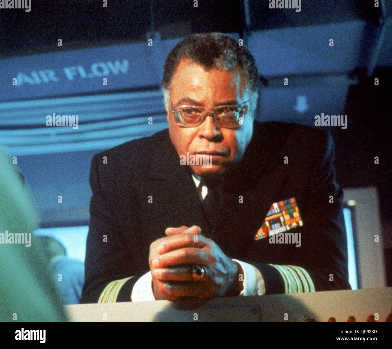 James Earl Jones Film: Die Jagd nach dem Roten Oktober (USA 1990) Charaktere: Admiral James Greer / Literaturverfilmung (nach dem Buch von Tom Clancy) Regie: John McTiernan 02 March 1990 **WARNUNG** Dieses Foto ist nur für den redaktionellen Gebrauch bestimmt und unterliegt dem Copyright von PARAMOUNT PICTURES und/oder des Fotografen, der von der Film- oder Produktionsfirma beauftragt wurde und darf nur von Publikationen im Zusammenhang mit der Bewerbung des oben genannten Films reproduziert werden. Eine obligatorische Gutschrift für PARAMOUNT-BILDER ist erforderlich. Der Fotograf sollte auch bei Bekanntwerden des Fotos gutgeschrieben werden. Ohne wr kann keine kommerzielle Nutzung gewährt werden Stockfoto