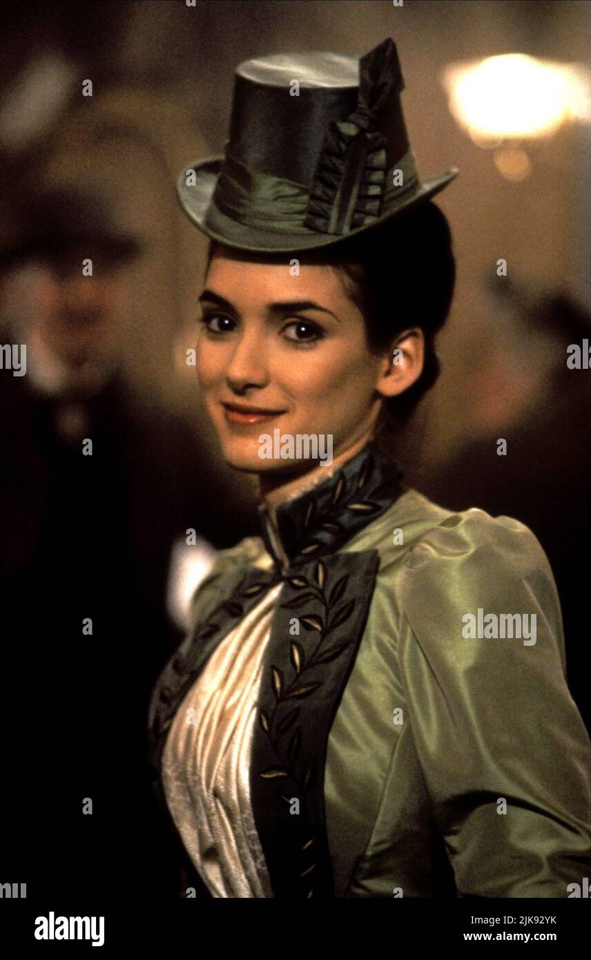 Winona Ryder Film: Dracula; Bram Stoker'S Dracula (USA 1992) Charaktere: Mina Murray / Literaturverfilmung (nach dem Buch von Bram Stoker) Regie: Francis Ford Coppola 13 November 1992 **WARNUNG** Dieses Foto ist nur für redaktionelle Verwendung bestimmt und unterliegt dem Copyright von COLUMBIA und/oder dem von der Film- oder Produktionsfirma beauftragten Fotografen.Es kann nur von Publikationen im Zusammenhang mit der Bewerbung des oben genannten Films reproduziert werden. Eine obligatorische Gutschrift an COLUMBIA ist erforderlich. Der Fotograf sollte auch bei Bekanntwerden des Fotos gutgeschrieben werden. Eine kommerzielle Nutzung kann ohne schriftliche Genehmigung fr Stockfoto