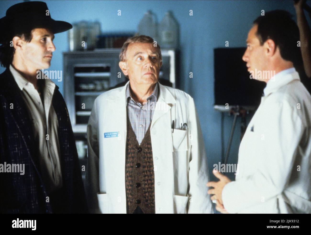 Michael Ontkean, Warren Frost & Miguel Ferrer Film: Twin Peaks (TV-Serie) Charaktere: Sheriff Harry S. Truman, Dr. will Hayward, FBI Agent Albert Rosenfield USA 1990-1991, / Dt. Title Auch: 'Das Geheimnis von Twin Peaks' 08. April 1990 **WARNUNG** Dieses Foto ist nur für redaktionelle Verwendung bestimmt und unterliegt dem Copyright von TWIN PEAKS PRODUKTIONEN und/oder dem von der Film- oder Produktionsfirma beauftragten Fotografen und kann nur durch Publikationen im Zusammenhang mit der Bewerbung des oben genannten Films reproduziert werden. Eine obligatorische Gutschrift für PRODUKTIONEN MIT ZWEI PEAKS ist erforderlich. Der Fotograf sollte ebenfalls gutgeschrieben werden Stockfoto