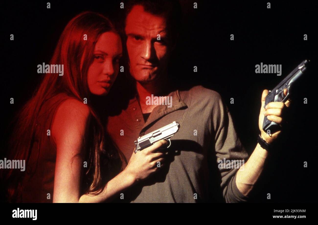 Angelina Jolie & Elias Koteas Film: Cyborg 2 (1993) Charaktere: Casella 'Cash' Reese, Colson 'Colt' Ricks Regie: Michael Schroeder 24. November 1993 **WARNUNG** Dieses Foto ist nur für redaktionelle Zwecke bestimmt und unterliegt dem Copyright von TRIMARK-BILDERN und/oder dem Fotografen, der von der Film- oder Produktionsfirma beauftragt wurde und darf nur durch Publikationen im Zusammenhang mit der Bewerbung des oben genannten Films reproduziert werden. Eine obligatorische Gutschrift für TRIMARK-BILDER ist erforderlich. Der Fotograf sollte auch bei Bekanntwerden des Fotos gutgeschrieben werden. Ohne schriftliche Genehmigung der Film Company kann keine kommerzielle Nutzung gewährt werden. Stockfoto