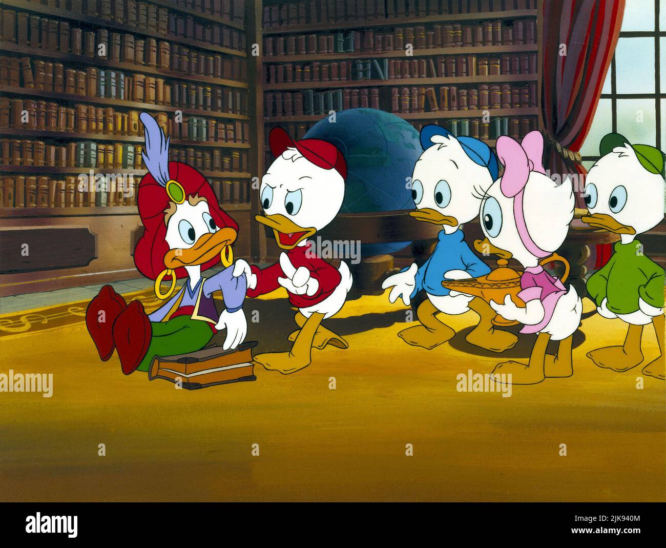 Genie, Huey Duck, Dewey Duck, Webby Vanderquack & Louie Duck Film: Ducktales The Movie: Treasure of the Lost Lamp (USA/FR 1990) Regie: Bob Hathcock 03. August 1990 **WARNUNG** Dieses Foto ist nur für redaktionelle Zwecke bestimmt und unterliegt dem Copyright von WALT DISNEY BILDERN und/oder dem Fotografen, der von der Film- oder Produktionsfirma beauftragt wurde und darf nur von Publikationen im Zusammenhang mit der Bewerbung des oben genannten Films reproduziert werden. Eine obligatorische Gutschrift für BILDER VON WALT DISNEY ist erforderlich. Der Fotograf sollte auch bei Bekanntwerden des Fotos gutgeschrieben werden. Ohne schriftliche Genehmigung kann keine kommerzielle Nutzung gewährt werden Stockfoto