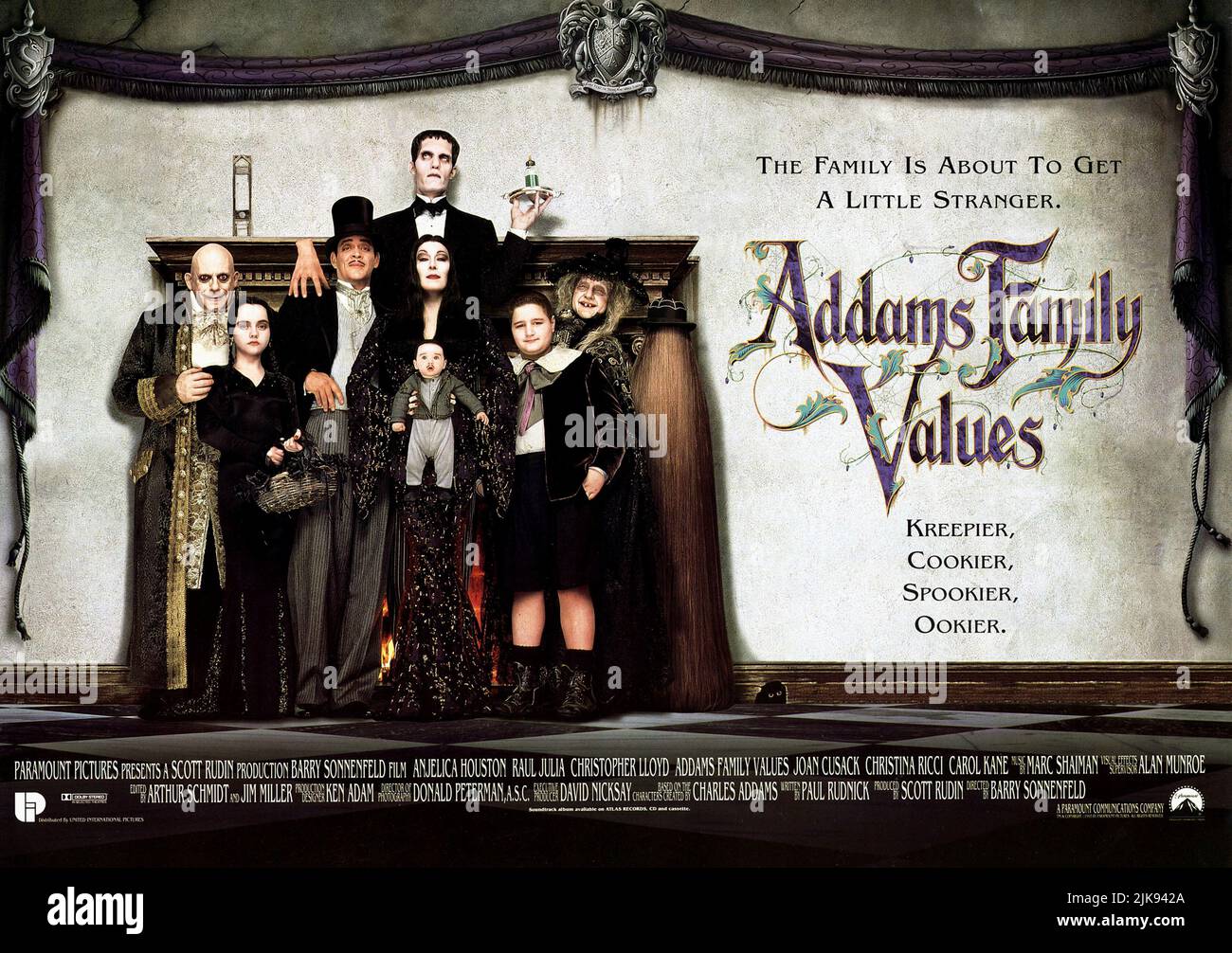 Christopher Lloyd, Christina Ricci, Raul Julia, Carel Struycken, Anjelica Huston, Jimmy Workman & Carol Kane Poster Film: Addams Family Values (USA 1993) Charaktere: Oma,Wednesday Addams,Gomez Addams,Lurch,Morticia Addams,Uncle fester Addams,Pugsley Addams Regie: Barry Sonnenfeld 19. November 1993 **WARNUNG** Dieses Foto ist nur für redaktionelle Zwecke bestimmt und unterliegt dem Copyright von PARAMOUNT PICTURES und/oder des Fotografen, der von der Film- oder Produktionsfirma beauftragt wurde und darf nur von Publikationen im Zusammenhang mit der Bewerbung des oben genannten Films reproduziert werden. Eine obligatorische Gutschrift an PARAMOUNT Stockfoto