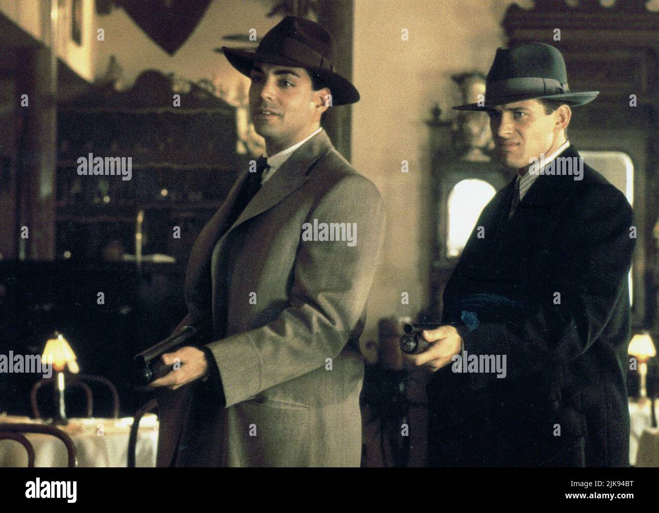 Richard Grieco & Costas Mandylor Film: Mobsters-The Evil Empire (1991) Charaktere: Bugsy Siegel & Frank Costello Regie: Michael Karbellnikoff 26 July 1991 **WARNUNG** Dieses Foto ist nur für den redaktionellen Gebrauch bestimmt und unterliegt dem Copyright von UNIVERSAL-BILDERN und/oder dem Fotografen, der von der Film- oder Produktionsfirma beauftragt wurde und darf nur durch Publikationen im Zusammenhang mit der Bewerbung des oben genannten Films reproduziert werden. Eine obligatorische Gutschrift für UNIVERSELLE BILDER ist erforderlich. Der Fotograf sollte auch bei Bekanntwerden des Fotos gutgeschrieben werden. Ohne schriftliche Genehmigung des Films kann keine kommerzielle Nutzung gewährt werden Stockfoto