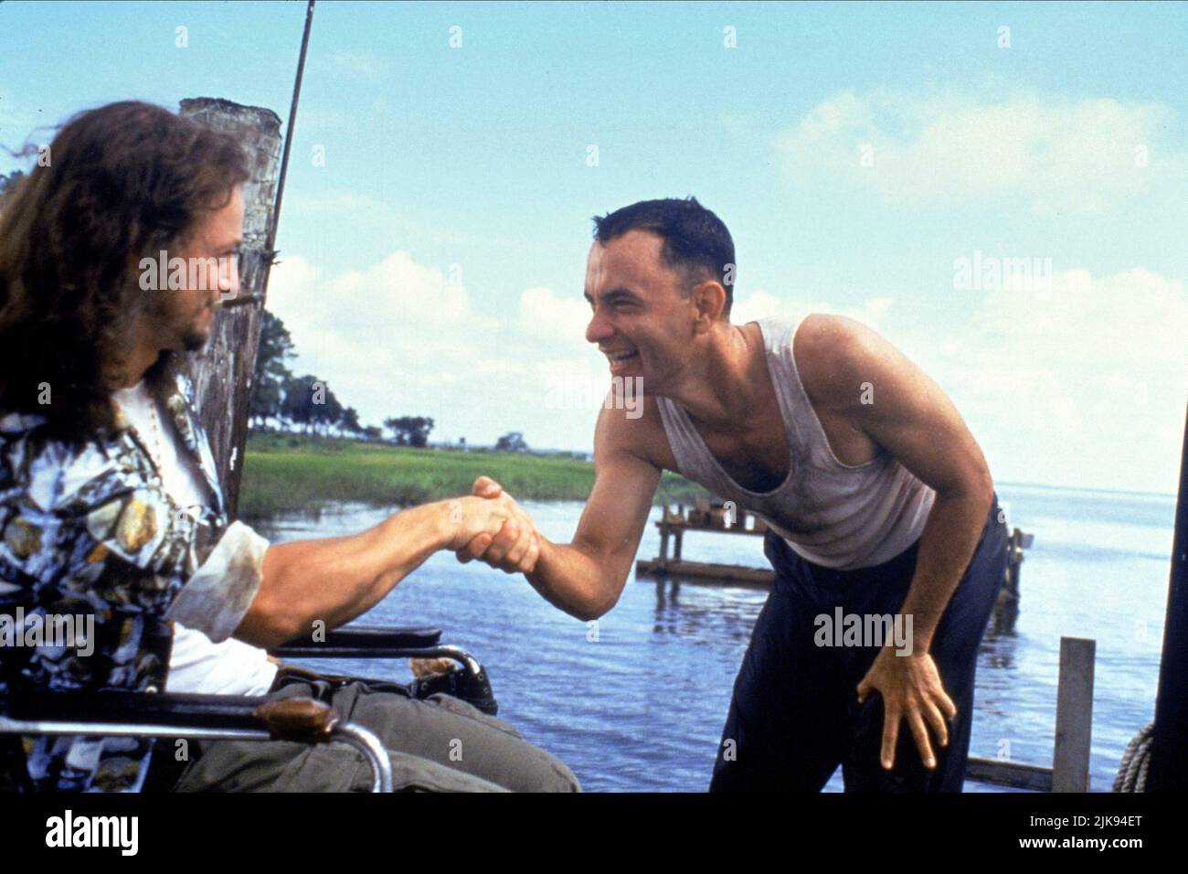 Gary Sinise & Tom Hanks Film Forrest Gump (USA 1994) Charaktere: Lt. Dan Taylor & Forrest Gump Regie: Robert Zemeckis 23. Juni 1994 **WARNUNG** dieses Foto ist nur für redaktionelle Zwecke bestimmt und unterliegt dem Urheberrecht von PARAMOUNT und/oder dem Fotografen, der von der Film or Production Company zugewiesen wurde. Es kann nur durch Veröffentlichungen in Verbindung mit der Werbung für den oben genannten Film reproduziert werden. Es ist eine obligatorische Gutschrift bis ÜBERGEORDNETEN BETRAG erforderlich. Der Fotograf sollte ebenfalls angerechnet werden, wenn er bekannt ist. Ohne schriftliche Genehmigung der Film Company kann keine kommerzielle Nutzung gewährt werden. Stockfoto