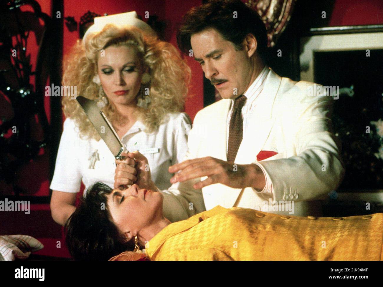 Cathy Moriarty, Sally Field & Kevin Kline Film: Soapdish (USA 1991) Charaktere: Montana Mooreboad,Celeste Talbert & Jeffrey Anderson Regie: Michael Hoffman 31 May 1991 **WARNUNG** Dieses Foto ist nur für redaktionelle Zwecke bestimmt und unterliegt dem Copyright von PARAMOUNT PICTURES und/oder des Fotografen, der von der Film- oder Produktionsfirma beauftragt wurde und darf nur von Publikationen im Zusammenhang mit der Bewerbung des oben genannten Films reproduziert werden. Eine obligatorische Gutschrift für PARAMOUNT-BILDER ist erforderlich. Der Fotograf sollte auch bei Bekanntwerden des Fotos gutgeschrieben werden. Ohne schriftliche Genehmigung kann keine kommerzielle Nutzung gewährt werden Stockfoto