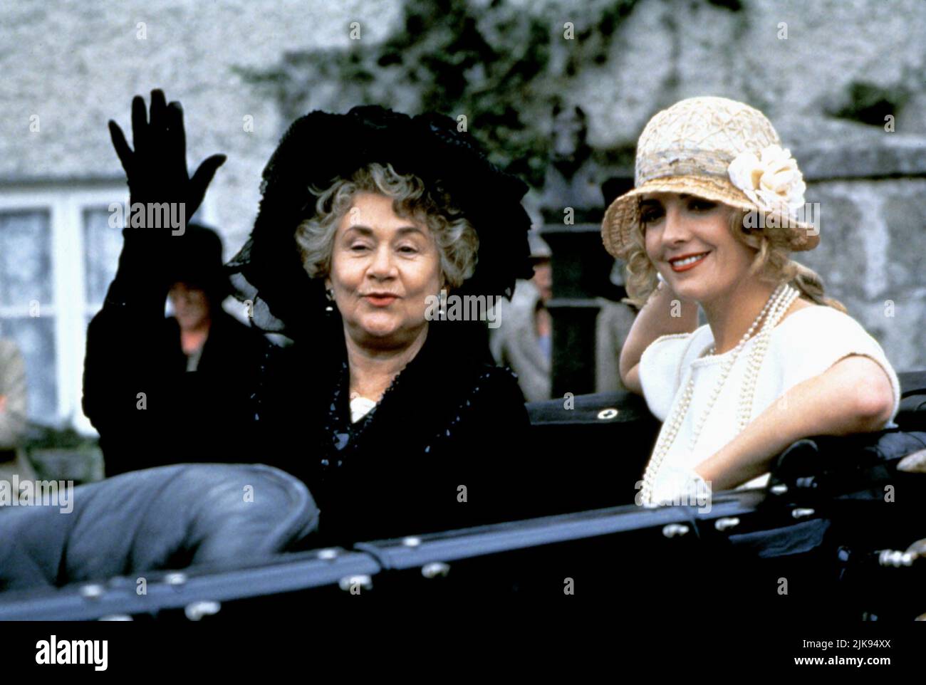 Joan Plowright & Natasha Richardson Film: Widows' Peak (UK/IRL 1994) Charaktere: Mrs. Doyle-Counihan & Mrs. Edwina Broome Regie: John Irvin 15. April 1994 **WARNUNG** Dieses Foto ist nur für redaktionelle Verwendung bestimmt und unterliegt dem Copyright der VON der Film- oder Produktionsfirma beauftragten ORGANISATION und/oder des Fotografen.Es kann nur von Publikationen im Zusammenhang mit der Bewerbung des oben genannten Films reproduziert werden. Eine obligatorische Gutschrift an DIE RANGORGANISATION ist erforderlich. Der Fotograf sollte auch bei Bekanntwerden des Fotos gutgeschrieben werden. Eine kommerzielle Nutzung kann ohne schriftliche Genehmigung des nicht gewährt werden Stockfoto