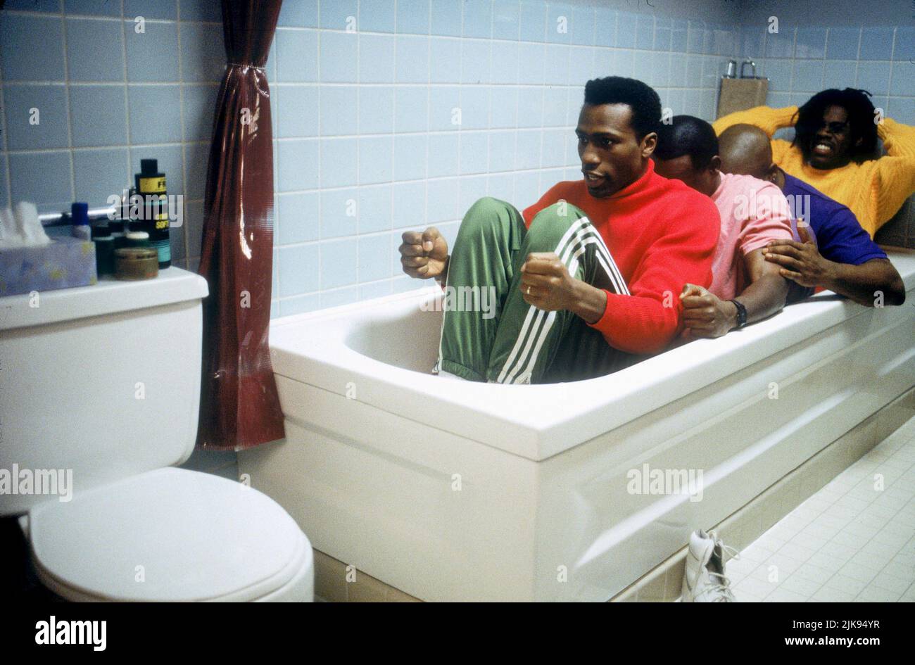 Leon Robinson, Rawle D. Lewis, Malik Yoba & Doug E. Doug Film: Cool Runnings (USA 1993) Charaktere: ,Junior Bevil,Yul Brenner & Sanka Coffie Regie: Jon Turteltaub 01 October 1993 **WARNUNG** Dieses Foto ist nur für redaktionelle Zwecke bestimmt und unterliegt dem Copyright von DISNEY und/oder dem von der Film- oder Produktionsfirma beauftragten Fotografen.Es kann nur von Publikationen im Zusammenhang mit der Bewerbung des oben genannten Films reproduziert werden. Eine obligatorische Gutschrift an DISNEY ist erforderlich. Der Fotograf sollte auch bei Bekanntwerden des Fotos gutgeschrieben werden. Ohne schriftliche Genehmigung des Films kann keine kommerzielle Nutzung gewährt werden Stockfoto