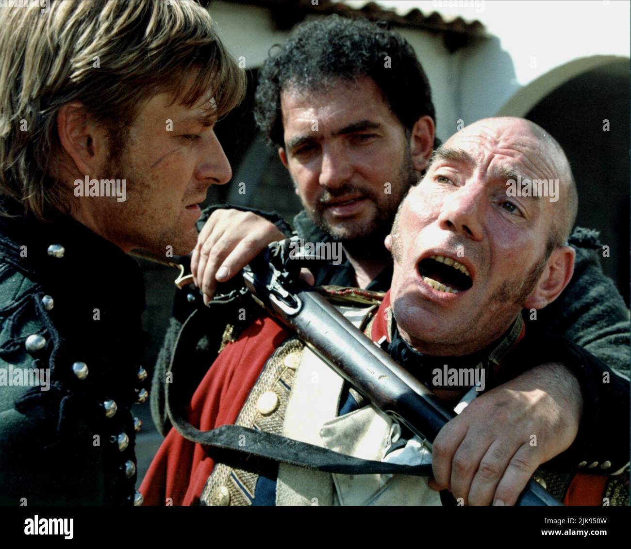 Sean Bean, Daragh O'Malley & Peter Postlethwaite Television: Sharpe (1994) Charaktere: RICHARD SHARPE, PATRICK HARPER, OBADIAH HAKESWILL Regie: Tom Clegg 01 June 1994 **WARNUNG** Dieses Foto ist nur für redaktionelle Zwecke bestimmt und unterliegt dem Copyright des ZENTRALEN RUNDFUNKS und/oder des Fotografen, der von der Film- oder Produktionsgesellschaft beauftragt wurde, und kann nur von Publikationen im Zusammenhang mit der Bewerbung des oben genannten Films reproduziert werden. Eine obligatorische Gutschrift für DIE ZENTRALE ÜBERTRAGUNG ist erforderlich. Der Fotograf sollte auch bei Bekanntwerden des Fotos gutgeschrieben werden. Ohne schriftliche Genehmigung kann keine kommerzielle Nutzung gewährt werden Stockfoto