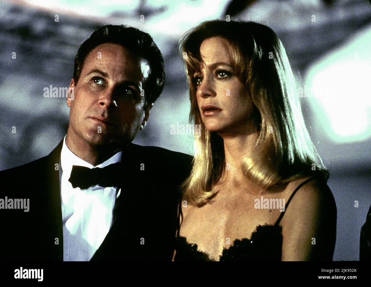 John Heard & Goldie Hawn Film: Deceived (USA 1991) Charaktere: Jack Saunders & Adrienne Saunders Regie: Damian Harris 27. September 1991 **WARNUNG** Dieses Foto ist nur für redaktionelle Verwendung bestimmt und unterliegt dem Copyright von TOUCHSTONE-BILDERN und/oder dem von der Film- oder Produktionsfirma beauftragten Fotografen.Es kann nur von Publikationen im Zusammenhang mit der Bewerbung des oben genannten Films reproduziert werden. Eine obligatorische Gutschrift für DIE TOUCHSTONE-BILDER ist erforderlich. Der Fotograf sollte auch bei Bekanntwerden des Fotos gutgeschrieben werden. Ohne schriftliche Genehmigung der Film Company kann keine kommerzielle Nutzung gewährt werden. Stockfoto