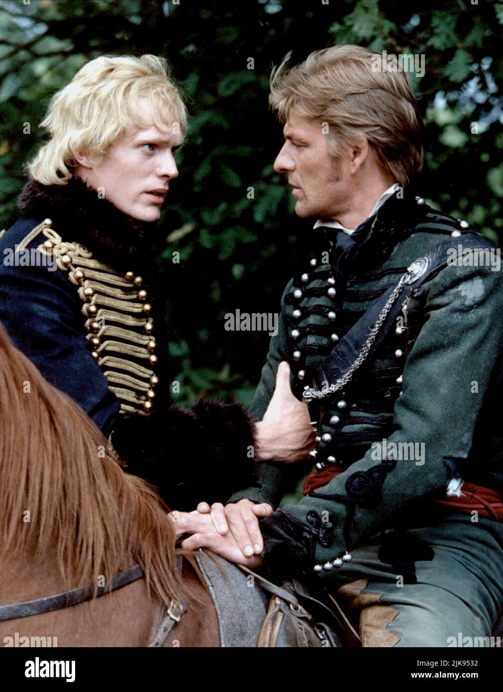 Paul Bettany & Sean Bean Television: Sharpe (1994) Charaktere: PRINZ WILLIAM VON ORANGE, RICHARD SHARPE Regie: Tom Clegg 01 June 1994 **WARNUNG** Dieses Foto ist nur für redaktionelle Zwecke bestimmt und unterliegt dem Copyright des ZENTRALEN RUNDFUNKS und/oder des Fotografen, der von der Film- oder Produktionsgesellschaft beauftragt wurde, und kann nur von Publikationen im Zusammenhang mit der Bewerbung des oben genannten Films reproduziert werden. Eine obligatorische Gutschrift für DIE ZENTRALE ÜBERTRAGUNG ist erforderlich. Der Fotograf sollte auch bei Bekanntwerden des Fotos gutgeschrieben werden. Ohne schriftliche Genehmigung der Film Company kann keine kommerzielle Nutzung gewährt werden. Stockfoto