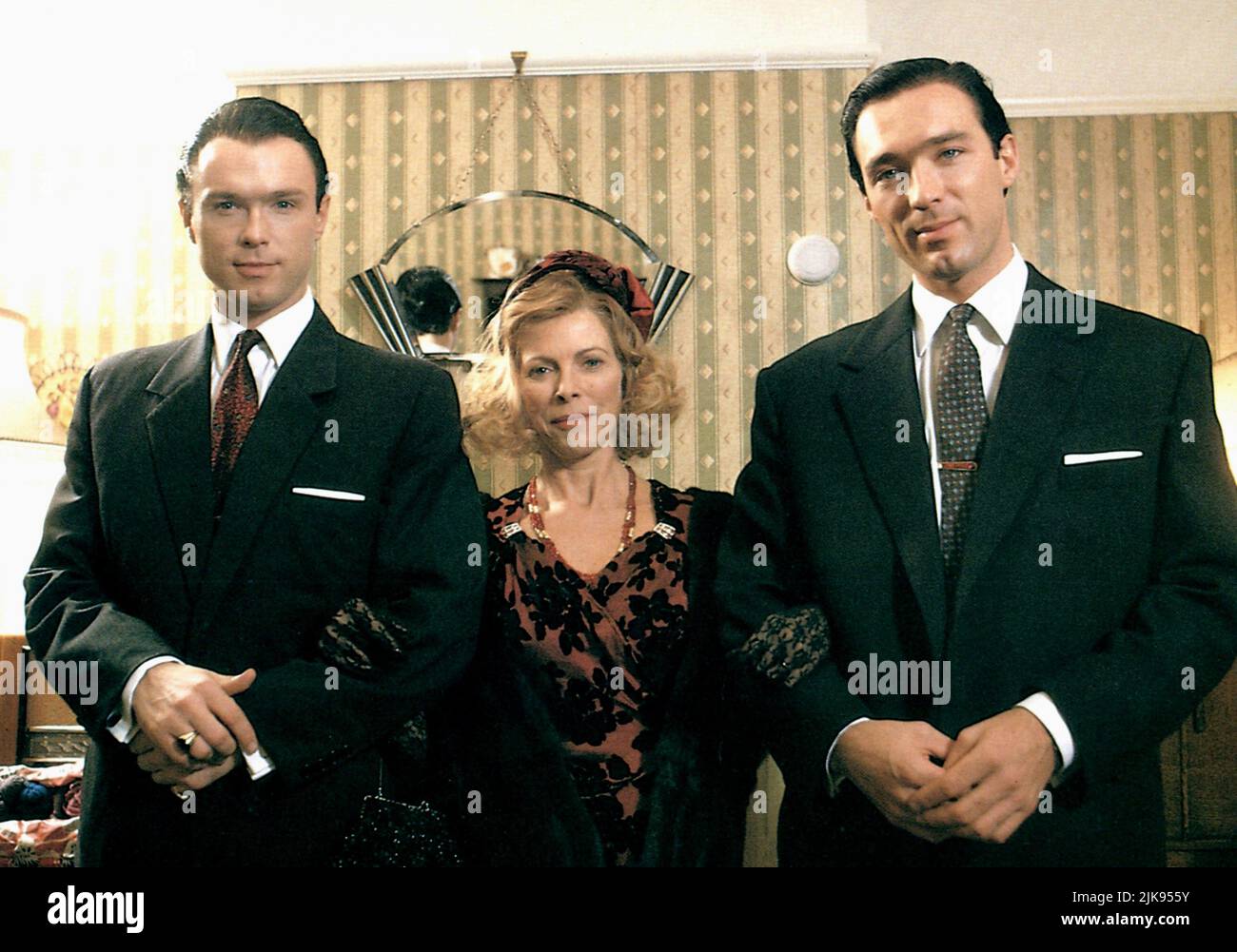 Gary Kemp, Billie Whitelaw & Martin Kemp Film: The Krays (UK 1980) Charaktere: Ronald Kray,Violet Kray & Reggie Kray Regie: Peter Medak 27. April 1990 **WARNUNG** Dieses Foto ist nur für redaktionelle Zwecke bestimmt und unterliegt dem Copyright der RANK FILMVERLEIHER und/oder des Fotografen, der von der Film- oder Produktionsfirma beauftragt wurde und darf nur von Publikationen im Zusammenhang mit der Bewerbung des oben genannten Films reproduziert werden. Eine obligatorische Gutschrift für DIE EINSTUFUNG VON FILMVERLEIHERN ist erforderlich. Der Fotograf sollte auch bei Bekanntwerden des Fotos gutgeschrieben werden. Eine kommerzielle Nutzung kann ohne schriftliche Genehmigung des nicht gewährt werden Stockfoto