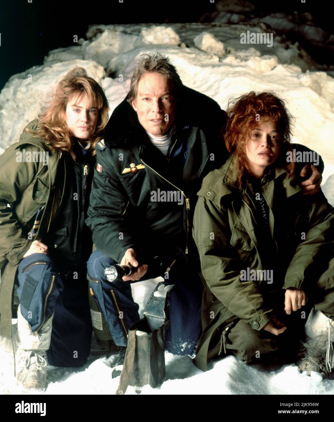 Melie Mayron, Richard Chamberlain & Catherine Mary Stewart Film: Ordeal In The Artic (1994) Charaktere: Susan 'Sue' Hillier,Captain John Couch & Captain Wilma De Groot Regie: Mark Sobel 15 February 1993 **WARNUNG** Dieses Foto ist nur für den redaktionellen Gebrauch bestimmt und unterliegt dem Copyright der Filmgesellschaft und/oder des Fotografen, der von der Film- oder Produktionsgesellschaft beauftragt wurde, und kann nur durch Publikationen im Zusammenhang mit der Bewerbung des oben genannten Films reproduziert werden. Eine obligatorische Gutschrift an die Filmgesellschaft ist erforderlich. Der Fotograf sollte auch bei Bekanntwerden des Fotos gutgeschrieben werden. Keine kommerzielle Nutzung kann g sein Stockfoto