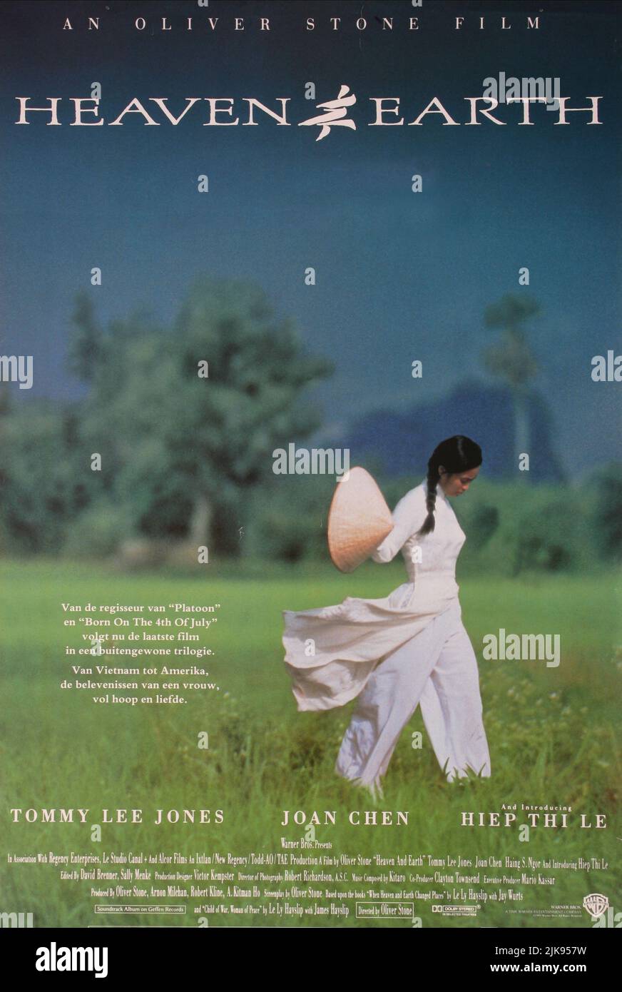 Hiep Thi Le Poster Film Heaven & Earth; Heaven and Earth (USA/FR 1993) Regie: Oliver Stone 25. Dezember 1993 **WARNUNG** dieses Foto ist nur für redaktionelle Zwecke bestimmt und urheberrechtlich geschützt von WARNER BROS. Und/oder dem von der Film- oder Produktionsgesellschaft beauftragten Fotografen und dürfen nur durch Veröffentlichungen in Verbindung mit der Werbung für den oben genannten Film reproduziert werden. Eine obligatorische Gutschrift an WARNER BROS. Ist erforderlich. Der Fotograf sollte ebenfalls angerechnet werden, wenn er bekannt ist. Ohne schriftliche Genehmigung der Film Company kann keine kommerzielle Nutzung gewährt werden. Stockfoto