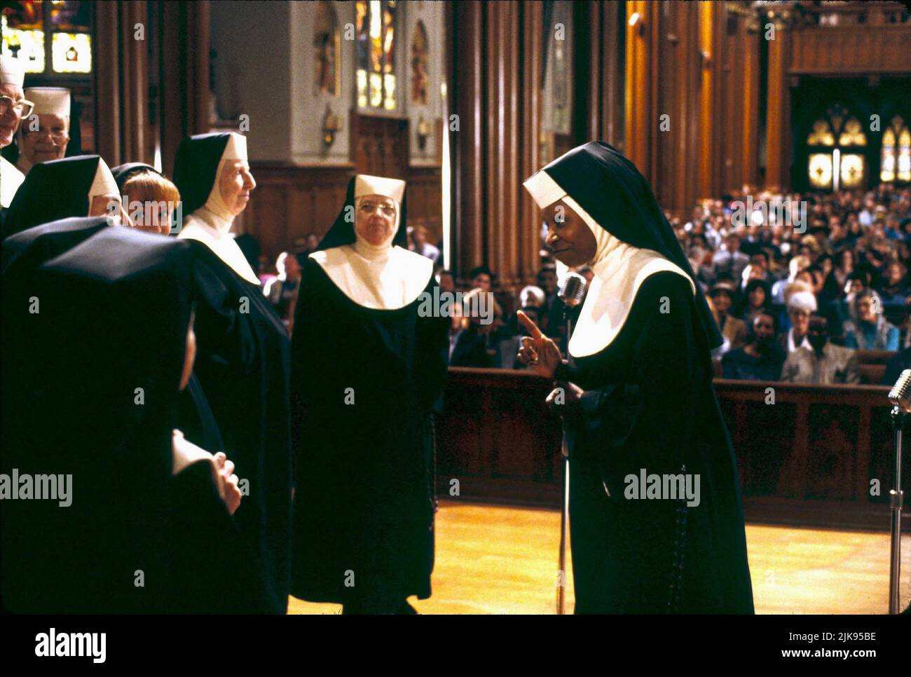 Whoopi Goldberg Film: Sister Act (USA 1992) Charaktere: Deloris Van Cartier Regie: Emile Ardolino 29 May 1992 **WARNUNG** Dieses Foto ist nur für den redaktionellen Gebrauch bestimmt und unterliegt dem Copyright von TOUCHSTONE und/oder des Fotografen, der von der Film- oder Produktionsfirma beauftragt wurde, und kann nur von Publikationen im Zusammenhang mit der Bewerbung des oben genannten Films reproduziert werden. Ein obligatorischer Credit to TOUCHSTONE ist erforderlich. Der Fotograf sollte auch bei Bekanntwerden des Fotos gutgeschrieben werden. Ohne schriftliche Genehmigung der Film Company kann keine kommerzielle Nutzung gewährt werden. Stockfoto