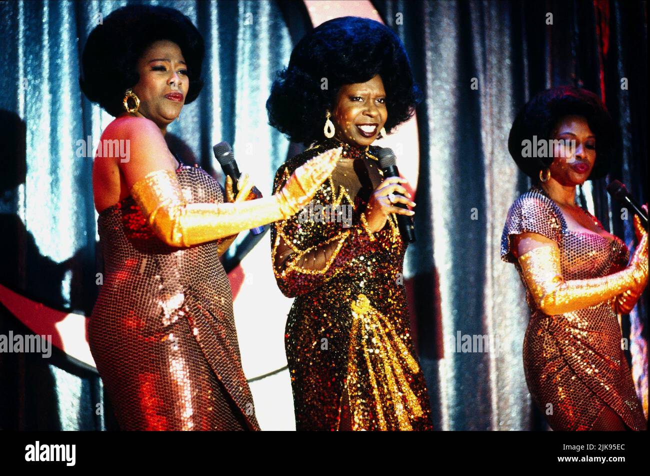 Charlotte Crossley, Whoopi Goldberg & Jenifer Lewis Film: Sister Act (USA 1992) Charaktere: Tina,Deloris Van Cartier & Michelle Regie: Emile Ardolino 29 May 1992 **WARNUNG** Dieses Foto ist nur für den redaktionellen Gebrauch bestimmt und unterliegt dem Copyright von TOUCHSTONE und/oder des Fotografen, der von der Film- oder Produktionsfirma beauftragt wurde, und kann nur von Publikationen im Zusammenhang mit der Bewerbung des oben genannten Films reproduziert werden. Ein obligatorischer Credit to TOUCHSTONE ist erforderlich. Der Fotograf sollte auch bei Bekanntwerden des Fotos gutgeschrieben werden. Ohne schriftliche Genehmigung der Film Company kann keine kommerzielle Nutzung gewährt werden. Stockfoto