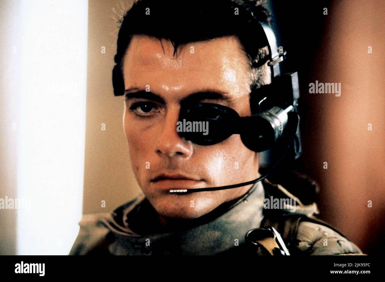 Jean-Claude Van Damme Film Universal Soldier (USA 1992) Charaktere: Luc Deveraux Regie: Roland Emmerich 10. Juli 1992 **WARNUNG** dieses Foto ist nur für redaktionelle Zwecke bestimmt und unterliegt dem Urheberrecht von CAROLCO PICTURES und/oder dem Fotografen, der von der Film- oder Produktionsgesellschaft beauftragt wurde, und kann nur durch Veröffentlichungen in Verbindung mit der Werbung für den oben genannten Film reproduziert werden. Eine obligatorische Gutschrift für CAROLCO PICTURES ist erforderlich. Der Fotograf sollte ebenfalls angerechnet werden, wenn er bekannt ist. Ohne schriftliche Genehmigung der Film Company kann keine kommerzielle Nutzung gewährt werden. Stockfoto