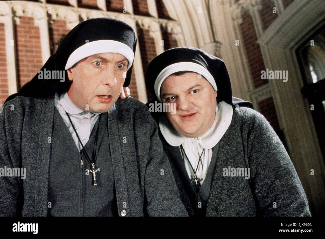 Eric Idle & Robbie Coltrane Film Nuns on the Run (1992) Charaktere: Brian Hope & Charlie McManus Regie: Jonathan Lynn 16. März 1990 **WARNUNG** dieses Foto ist nur für redaktionelle Zwecke bestimmt und unterliegt dem Copyright von 20 CENTURY FOX und/oder dem Fotografen, der von der Film or Production Company zugewiesen wurde. Es kann nur durch Veröffentlichungen in Verbindung mit der Werbung für den oben genannten Film reproduziert werden. Eine obligatorische Gutschrift für 20 CENTURY FOX ist erforderlich. Der Fotograf sollte ebenfalls angerechnet werden, wenn er bekannt ist. Ohne schriftliche Genehmigung der Film Company kann keine kommerzielle Nutzung gewährt werden. Stockfoto
