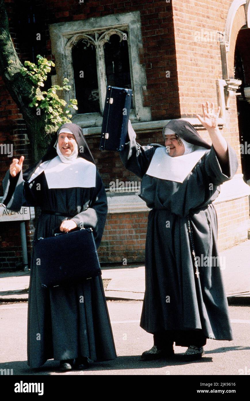 Eric Idle & Robbie Coltrane Film Nuns on the Run (1990) Charaktere: Brian Hope & Charlie McManus Regie: Jonathan Lynn 16. März 1990 **WARNUNG** dieses Foto ist nur für redaktionelle Zwecke bestimmt und unterliegt dem Copyright von 20 CENTURY FOX und/oder dem Fotografen, der von der Film or Production Company zugewiesen wurde. Es kann nur durch Veröffentlichungen in Verbindung mit der Werbung für den oben genannten Film reproduziert werden. Eine obligatorische Gutschrift für 20 CENTURY FOX ist erforderlich. Der Fotograf sollte ebenfalls angerechnet werden, wenn er bekannt ist. Ohne schriftliche Genehmigung der Film Company kann keine kommerzielle Nutzung gewährt werden. Stockfoto