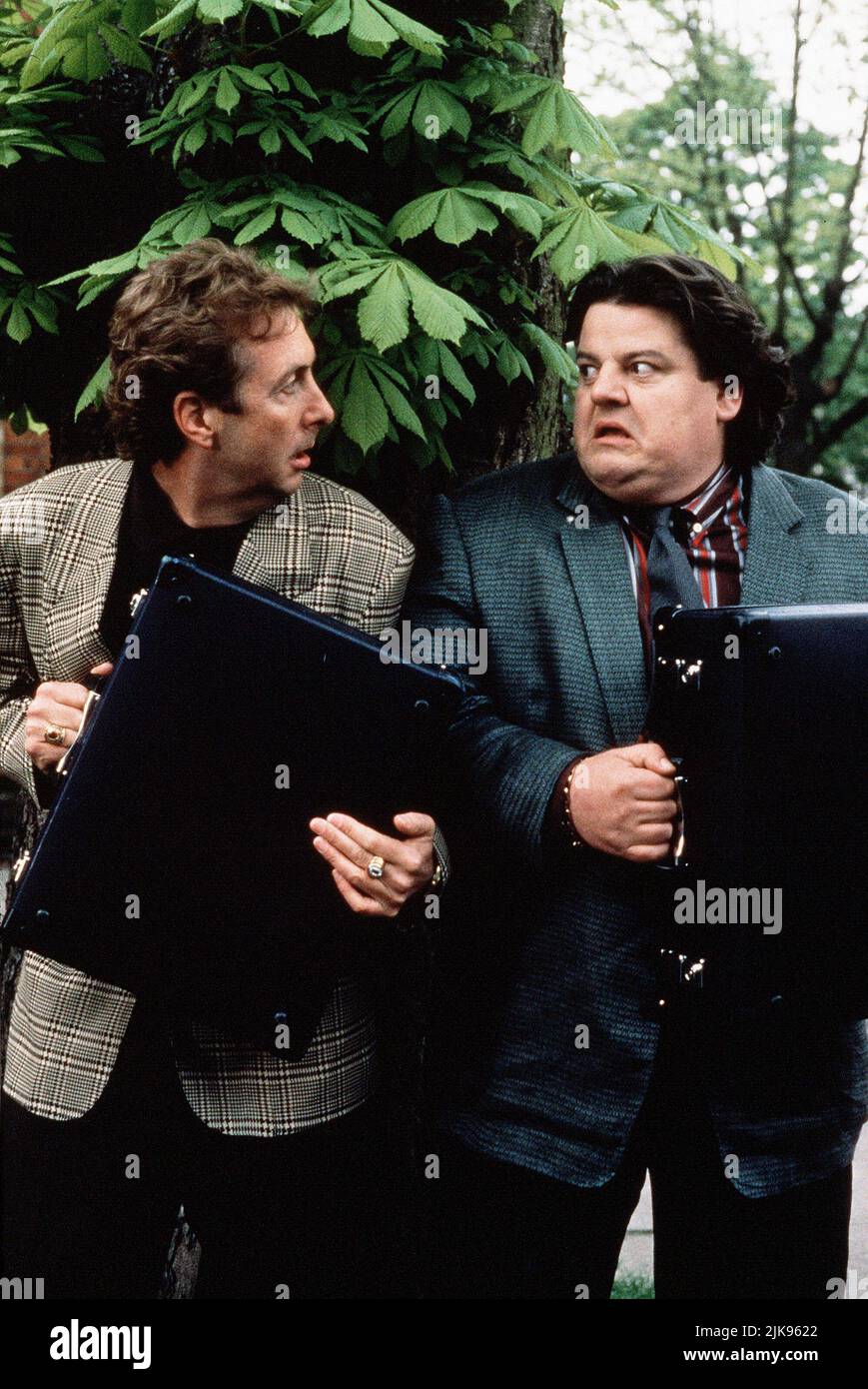 Eric Idle & Robbie Coltrane Film Nuns on the Run (1990) Charaktere: Brian Hope & Charlie McManus Regie: Jonathan Lynn 16. März 1990 **WARNUNG** dieses Foto ist nur für redaktionelle Zwecke bestimmt und unterliegt dem Copyright von 20 CENTURY FOX und/oder dem Fotografen, der von der Film or Production Company zugewiesen wurde. Es kann nur durch Veröffentlichungen in Verbindung mit der Werbung für den oben genannten Film reproduziert werden. Eine obligatorische Gutschrift für 20 CENTURY FOX ist erforderlich. Der Fotograf sollte ebenfalls angerechnet werden, wenn er bekannt ist. Ohne schriftliche Genehmigung der Film Company kann keine kommerzielle Nutzung gewährt werden. Stockfoto