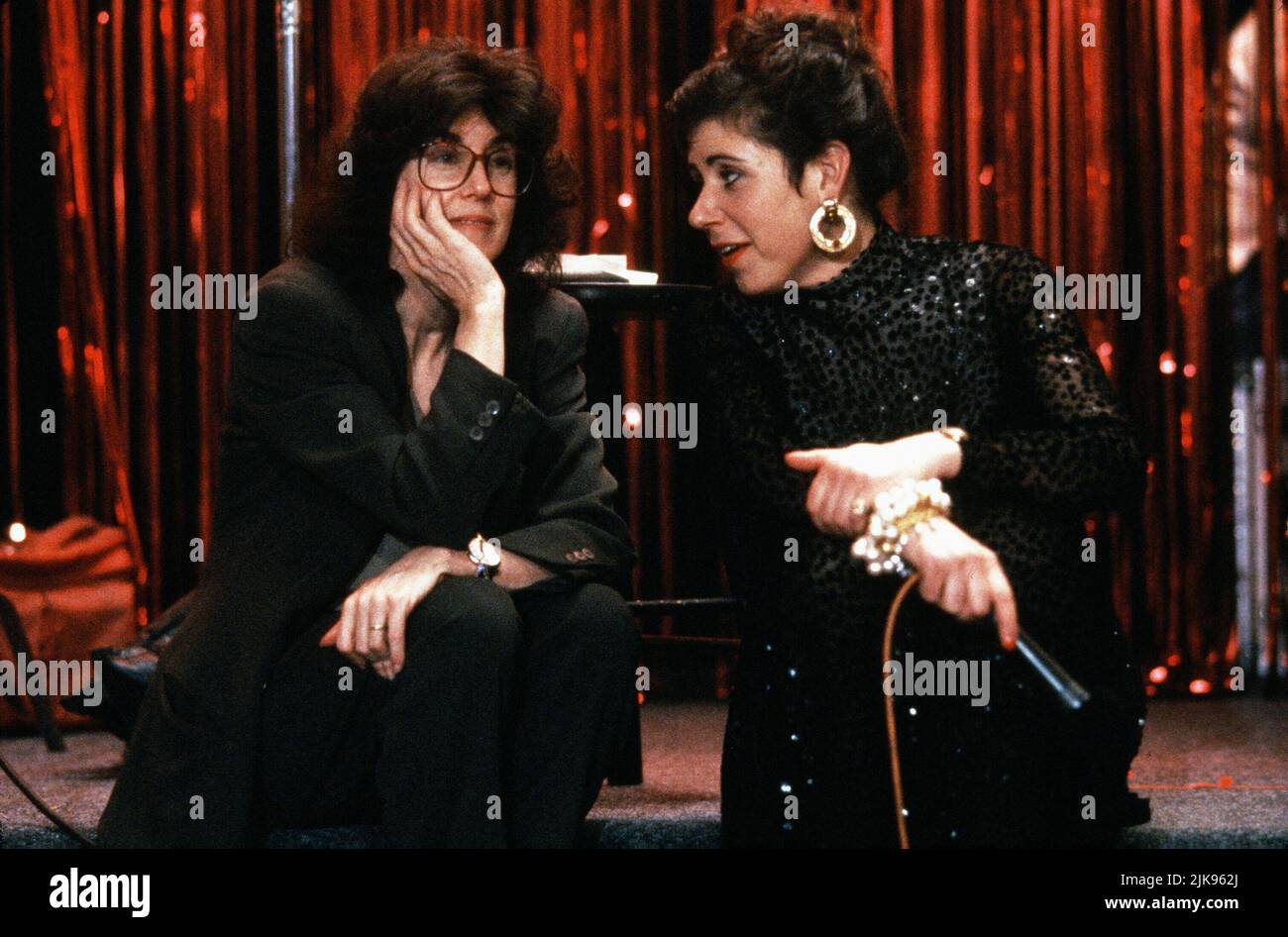 Nora Ephron & Julie Kavner Film This Is My Life (1992) Charaktere: & Dottie Ingels Regie: Nora Ephron 21. Februar 1992 **WARNUNG** dieses Foto ist nur für redaktionelle Zwecke bestimmt und unterliegt dem Copyright von 20 CENTURY FOX und/oder dem Fotografen, der von der Film- oder Produktionsgesellschaft zugewiesen wurde. Es kann nur durch Veröffentlichungen in Verbindung mit der Werbung für den oben genannten Film reproduziert werden. Eine obligatorische Gutschrift für 20 CENTURY FOX ist erforderlich. Der Fotograf sollte ebenfalls angerechnet werden, wenn er bekannt ist. Ohne schriftliche Genehmigung der Film Company kann keine kommerzielle Nutzung gewährt werden. Stockfoto